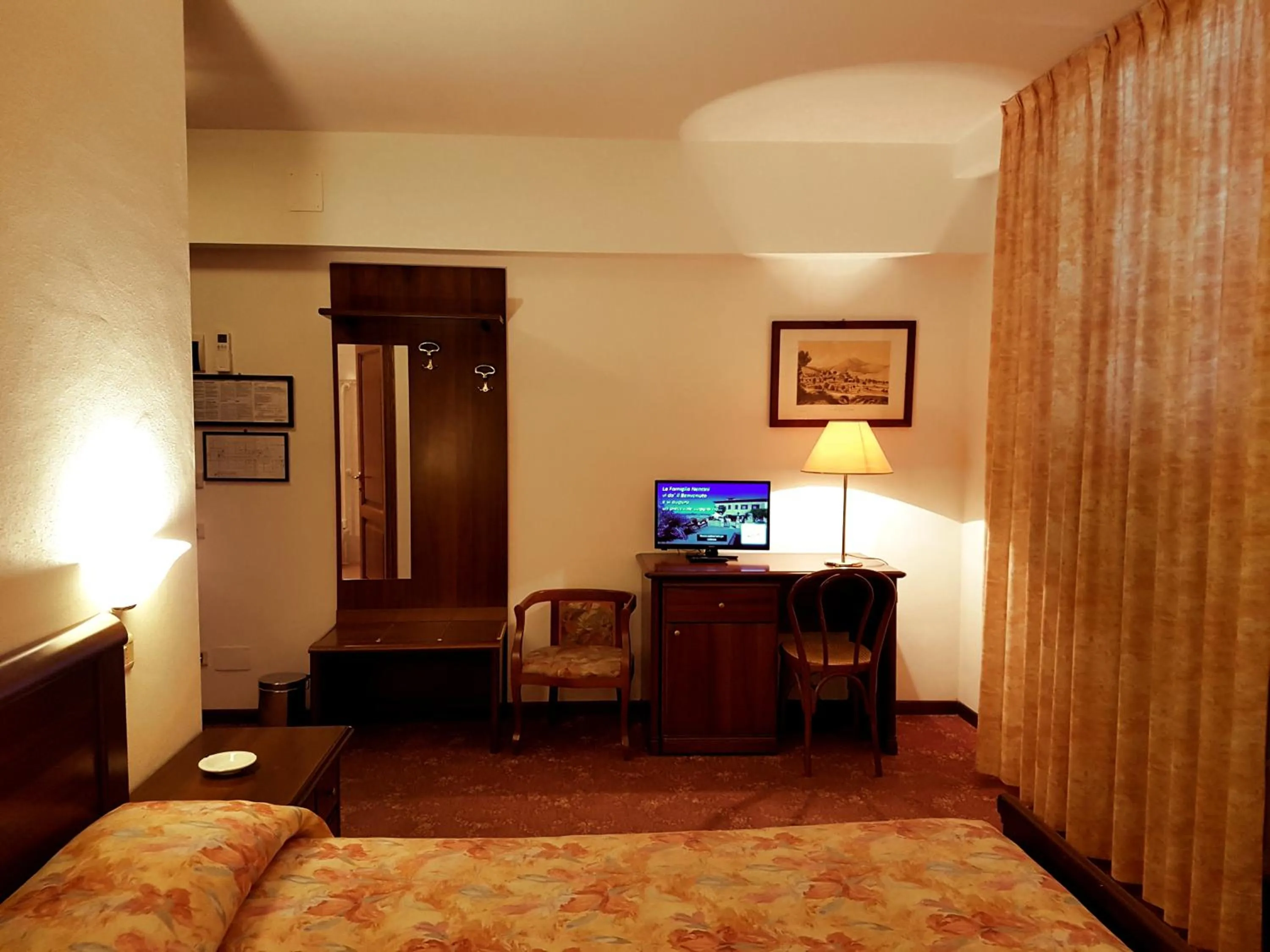 TV and multimedia, Bed in Villa Nencini