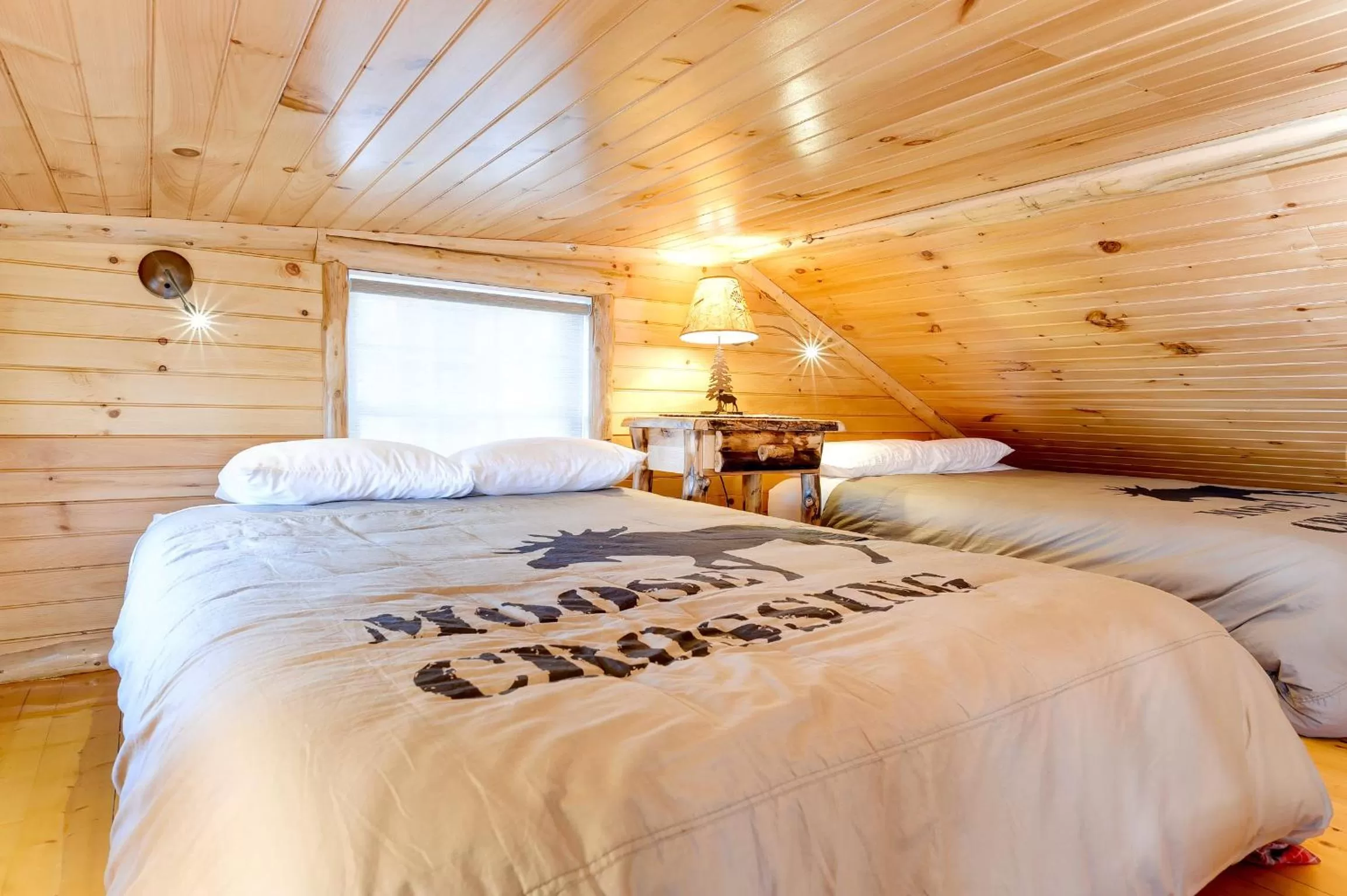 Bedroom, Bed in Cobble Mountain Lodge