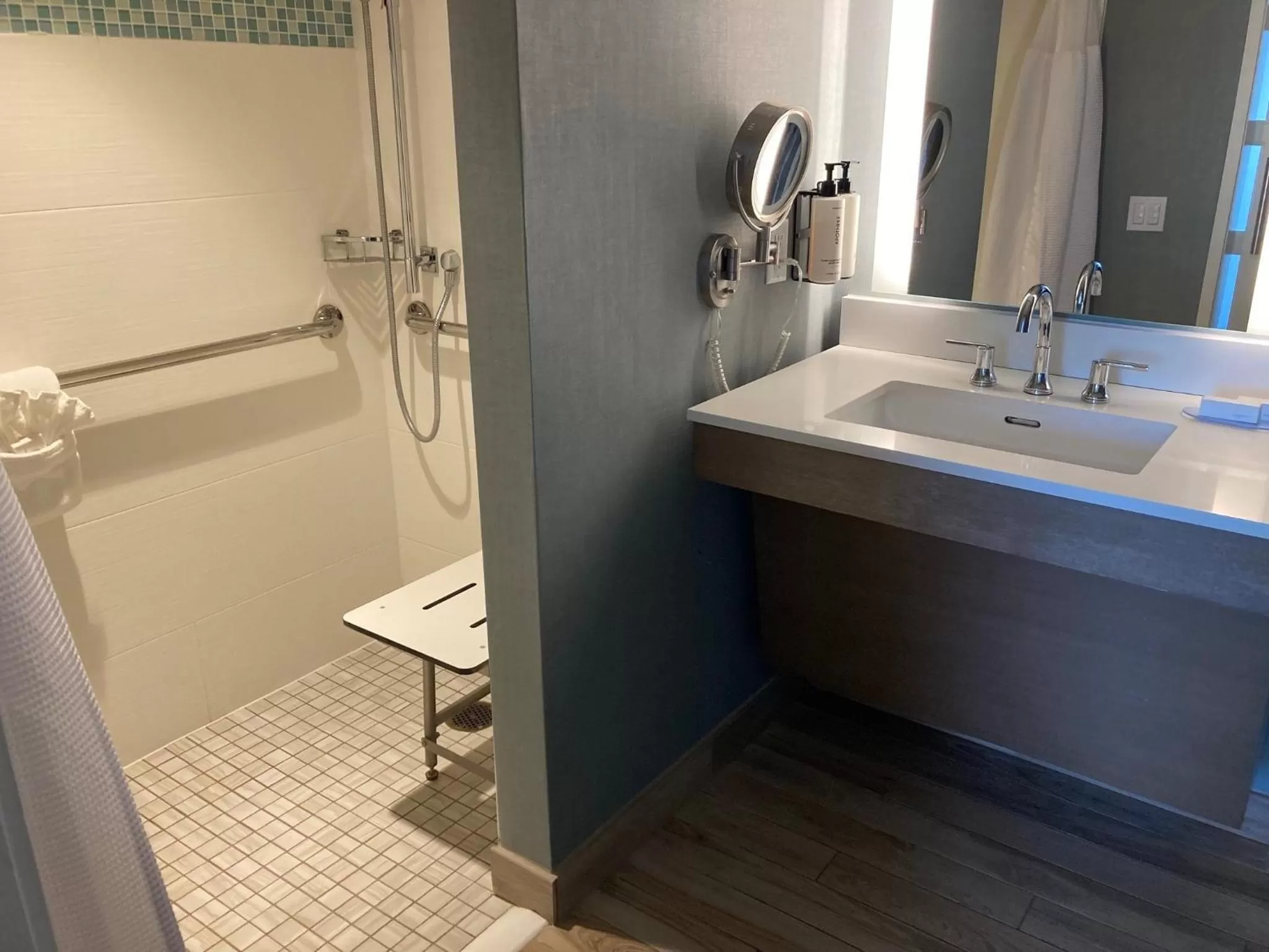 Photo of the whole room in Crowne Plaza Ventura Beach by IHG