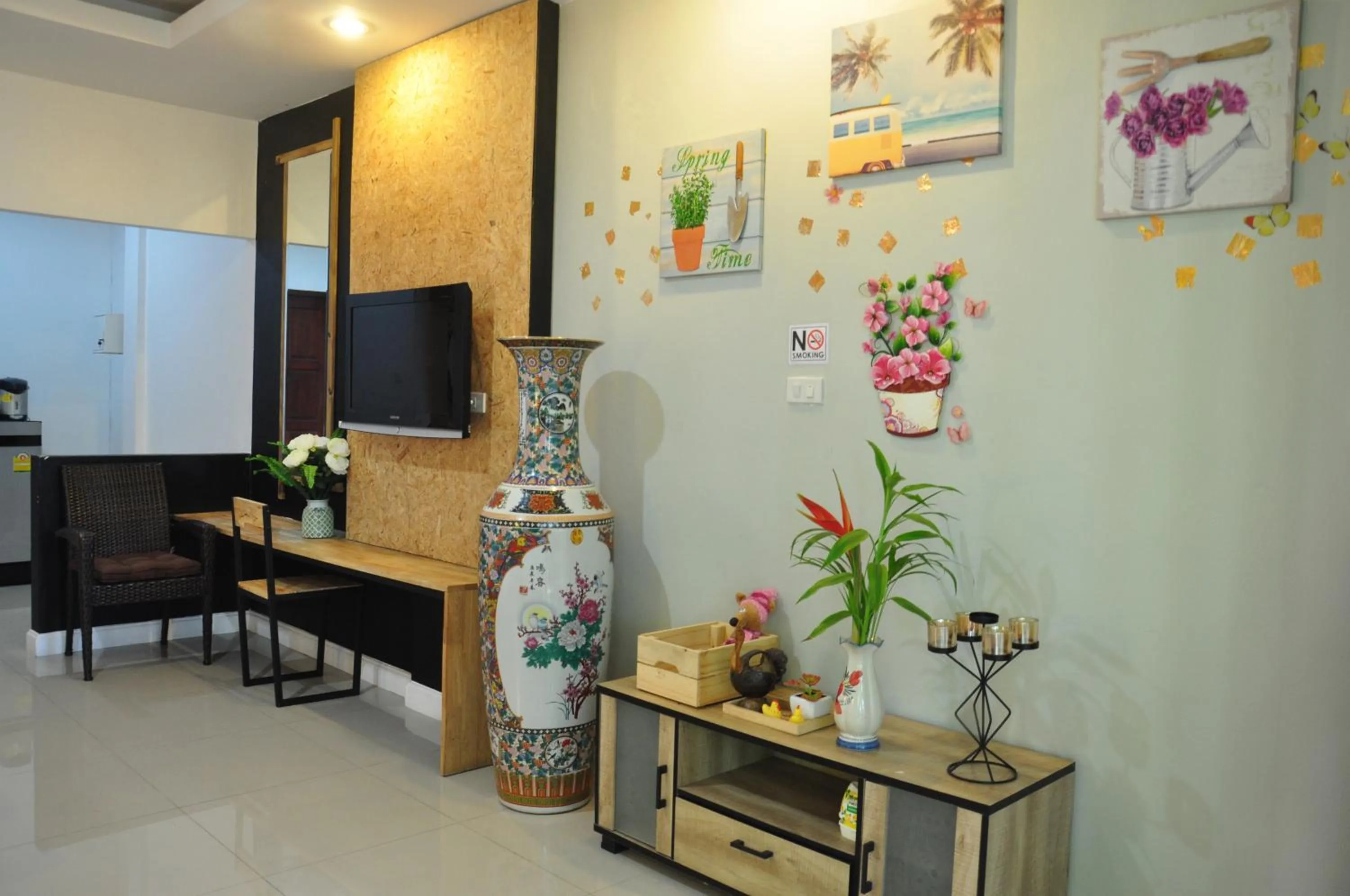 Photo of the whole room in Eat n Sleep