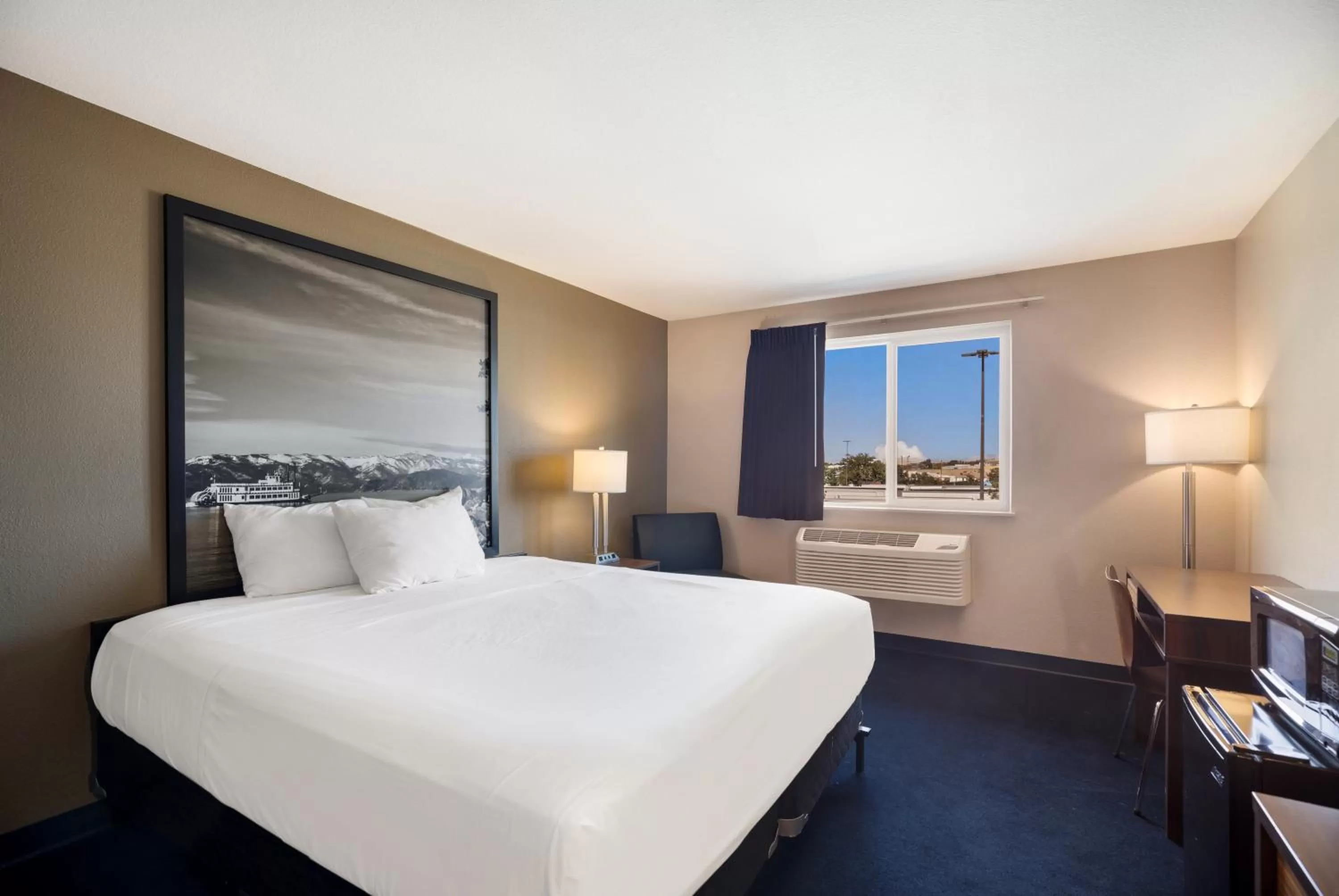 Bed in Americas Best Value Inn Sparks