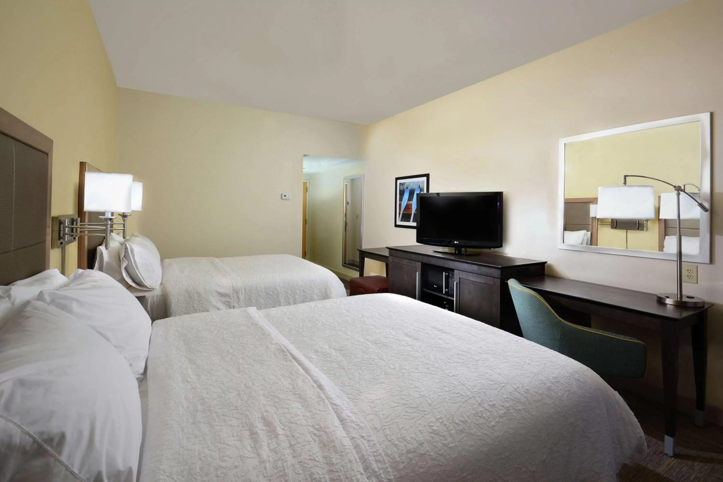 Bedroom, Bed in Hampton Inn Martinsville