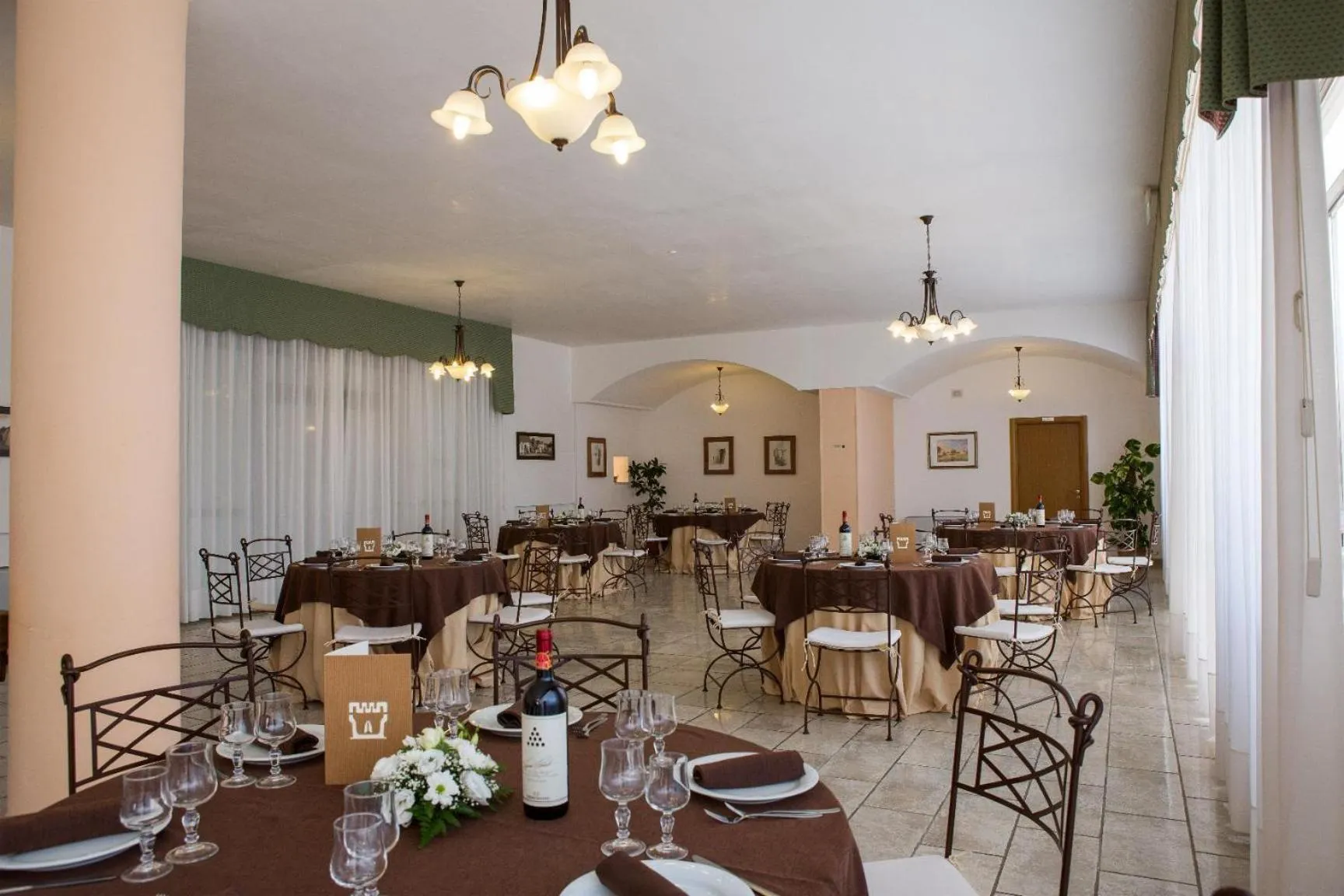 Restaurant/places to eat in Hotel Ramapendula
