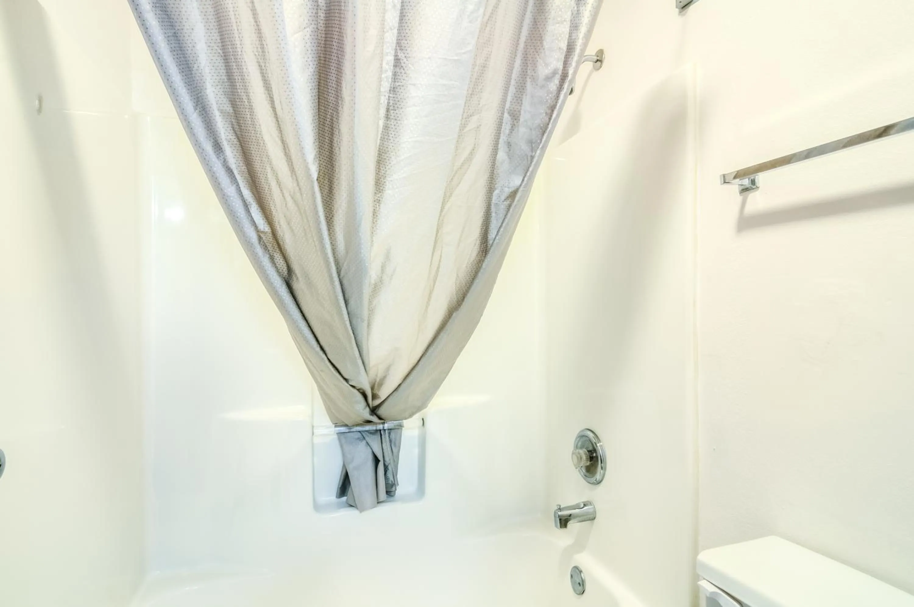 Bathroom in Motel 6-Lansing, IL - Chicago South