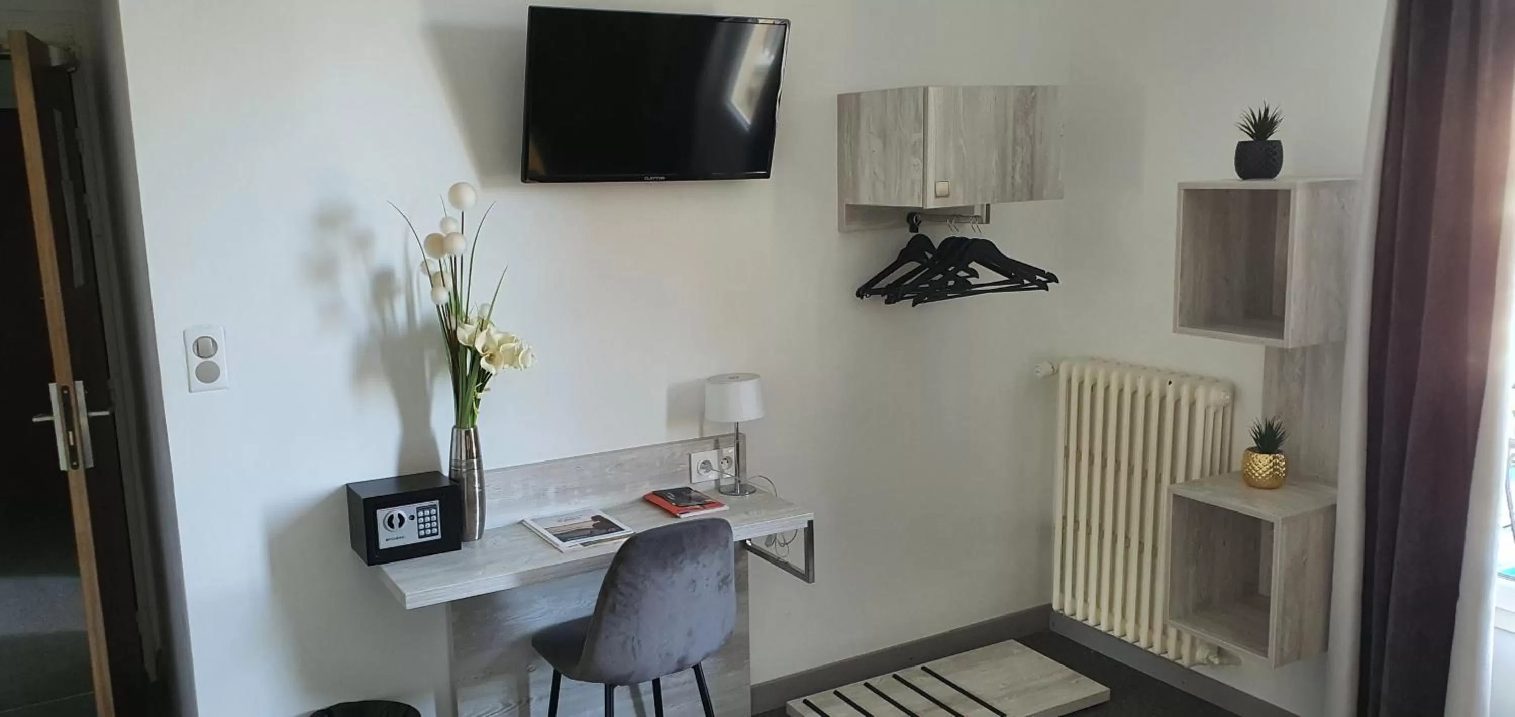 TV and multimedia in Hôtel L'Alsace