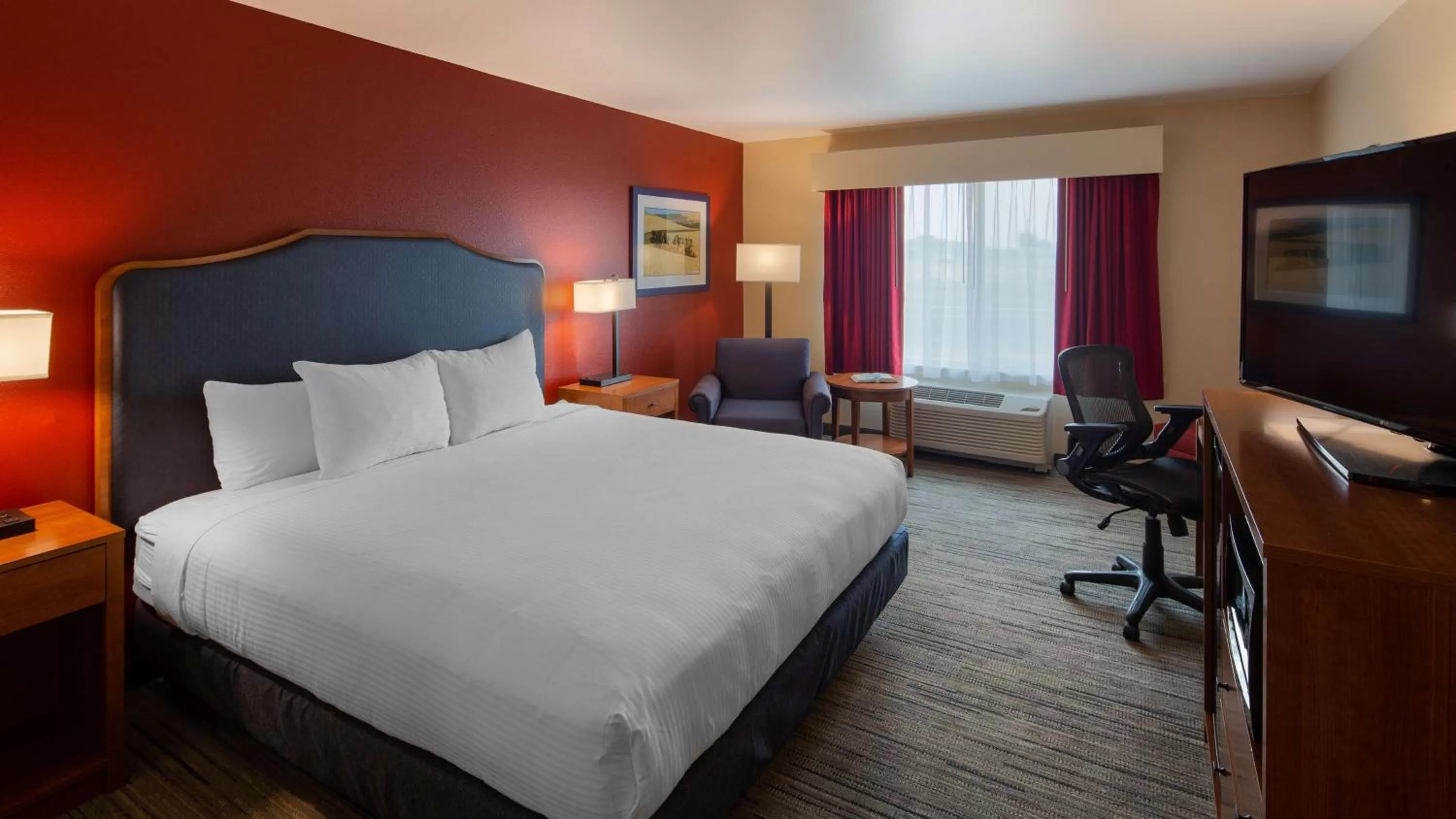 King Room with Mobility Accessible Roll-In Shower in Best Western Bronco Inn