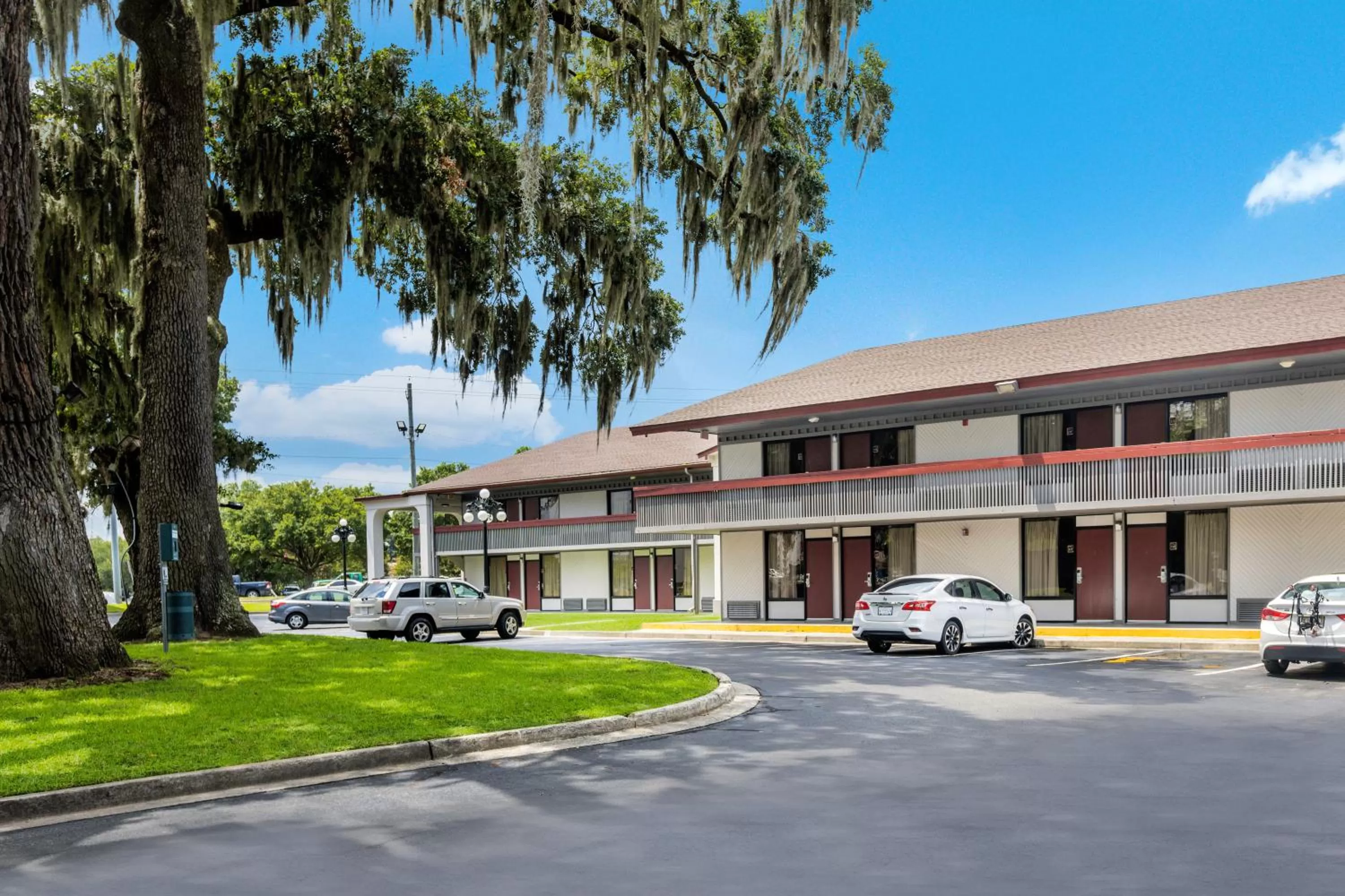 Property building in Red Roof Inn Savannah – Southside/Midtown