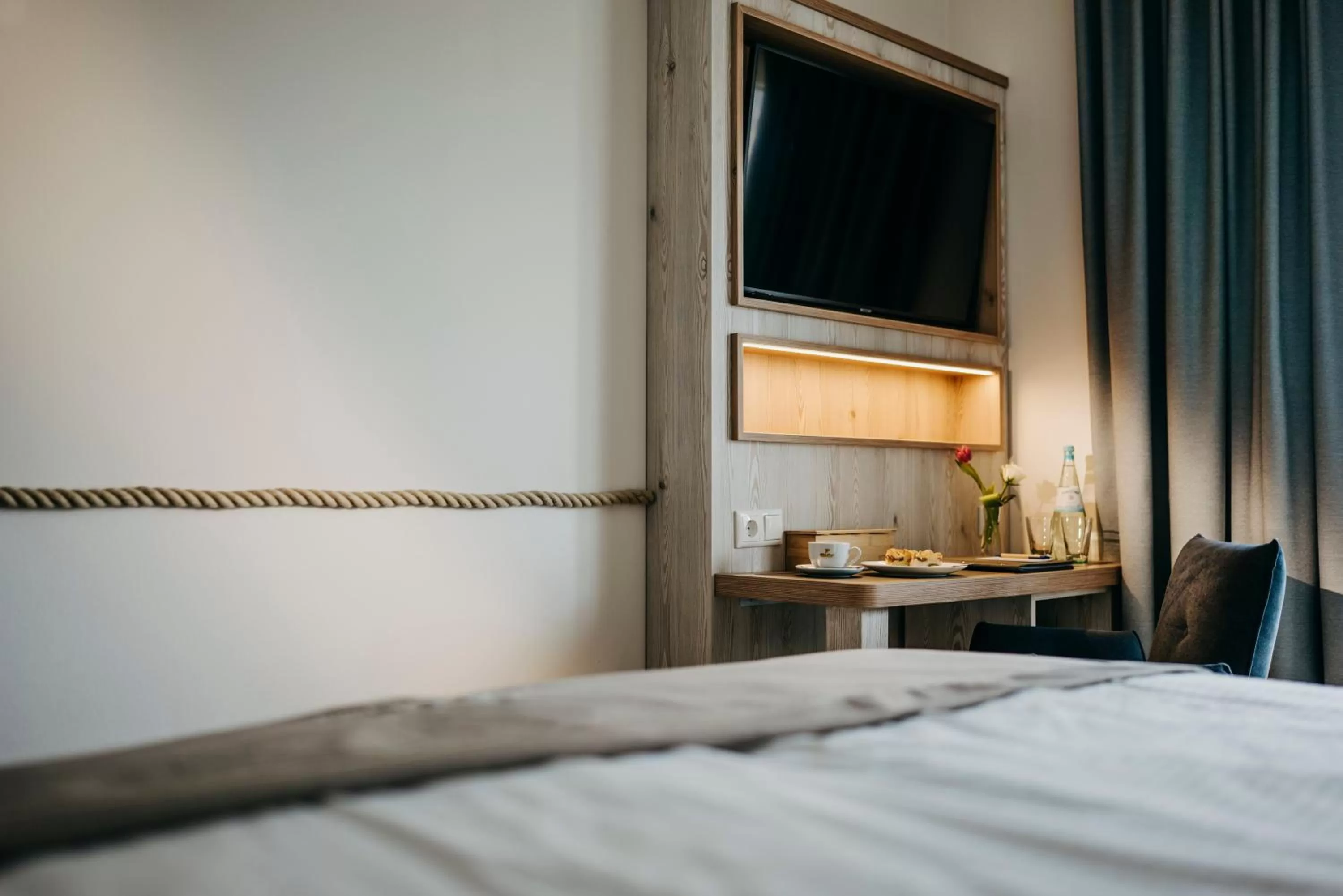Photo of the whole room, TV/Entertainment Center in Hotel Alter Muschelsaal