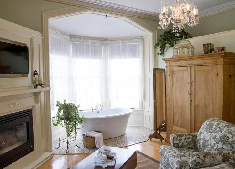 Deluxe Queen Suite in The Foxglove Inn Deluxe Queen Suite in The Foxglove Inn