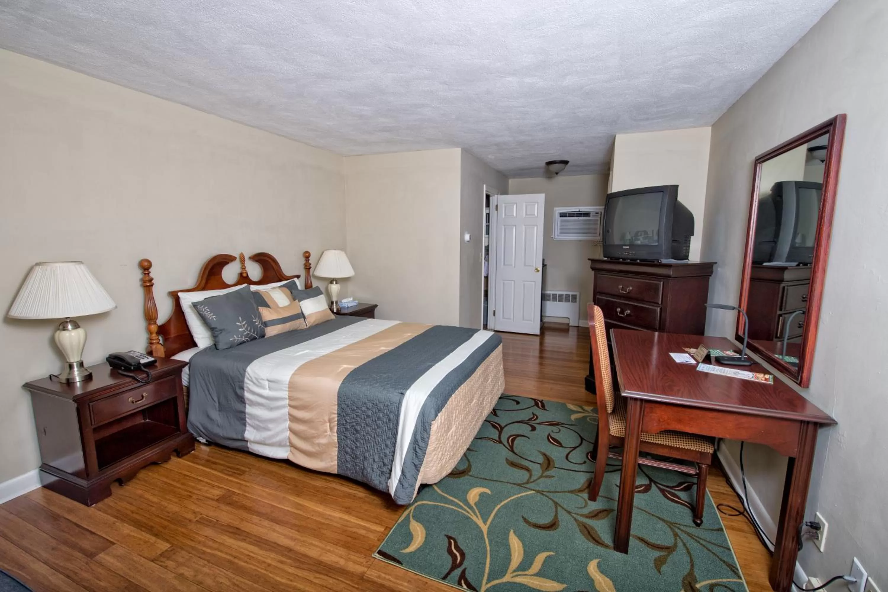 Photo of the whole room, Bed in Colonial Inn Seekonk