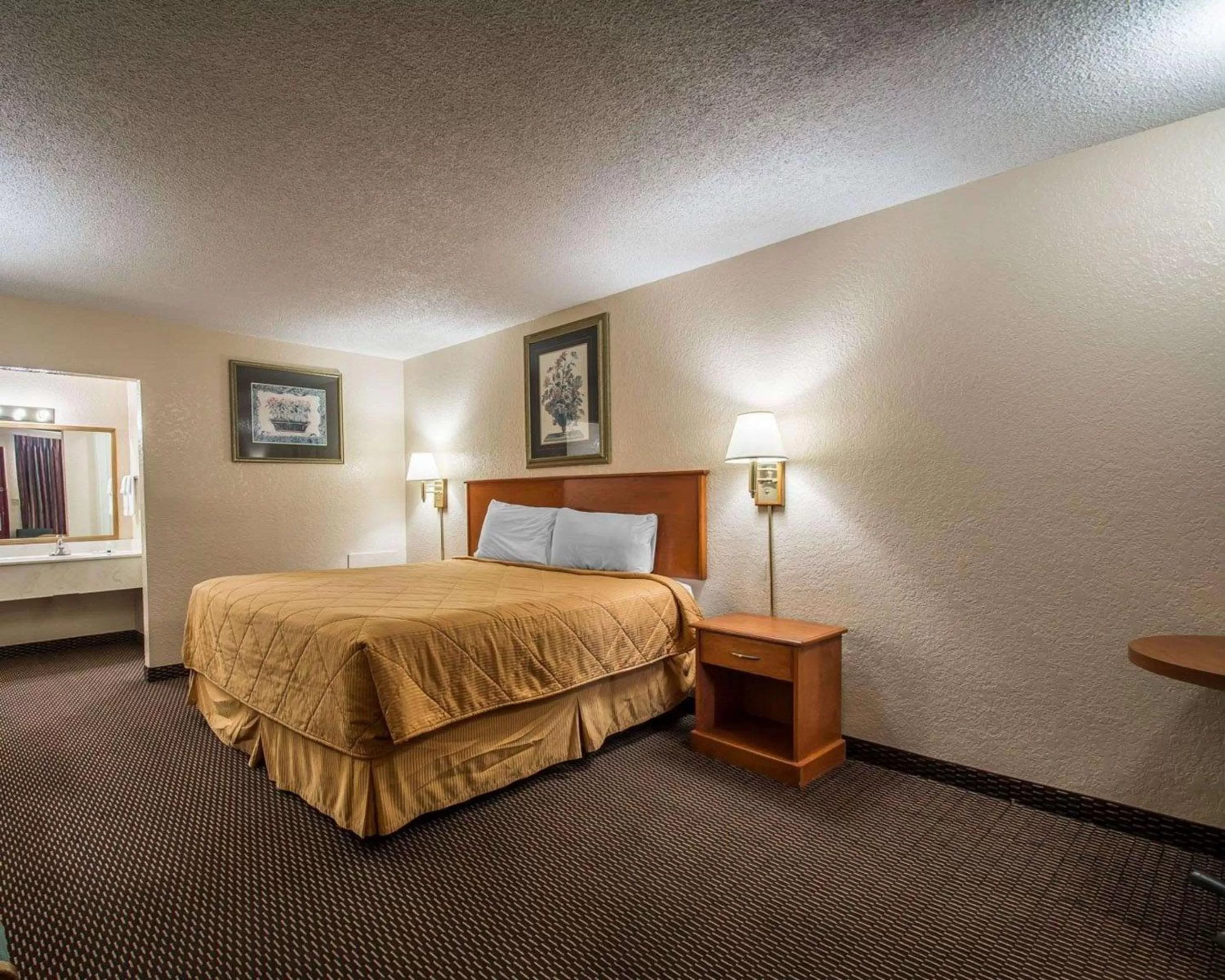 Photo of the whole room, Bed in Rodeway Inn Fort Pierce I-95