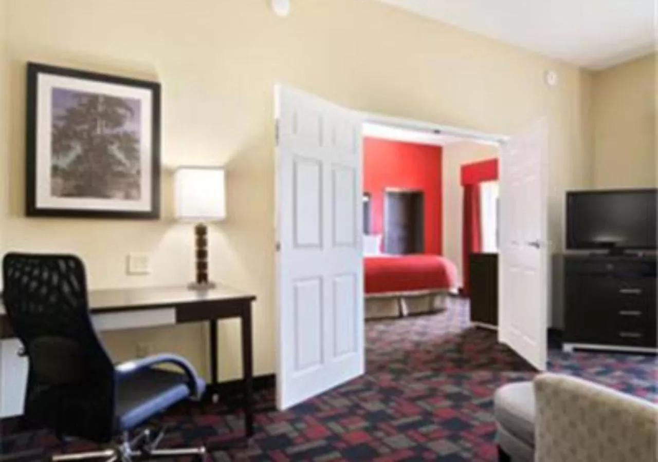 Bedroom, Bed in Wingate by Wyndham Lake Charles Casino Area