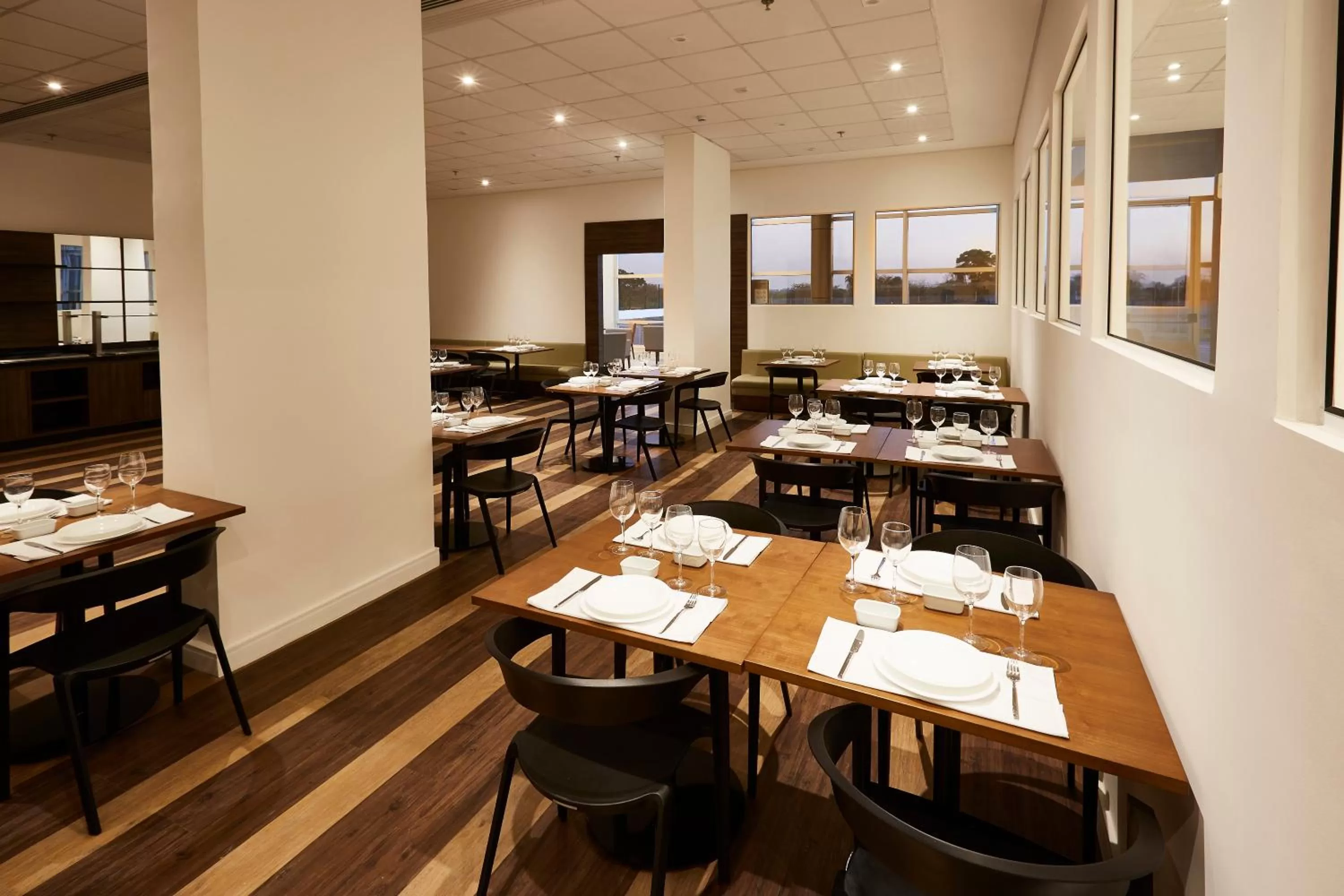 Restaurant/places to eat in Tulip Inn Itaguai