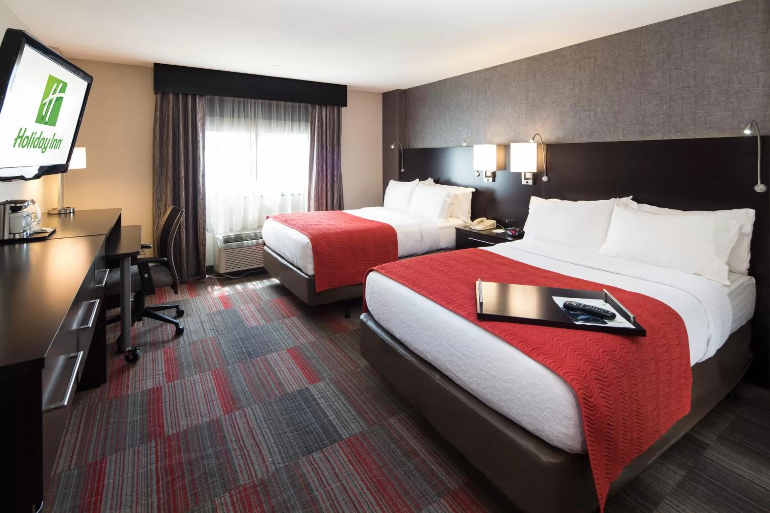 Photo of the whole room, Bed in Holiday Inn Milwaukee Riverfront by IHG