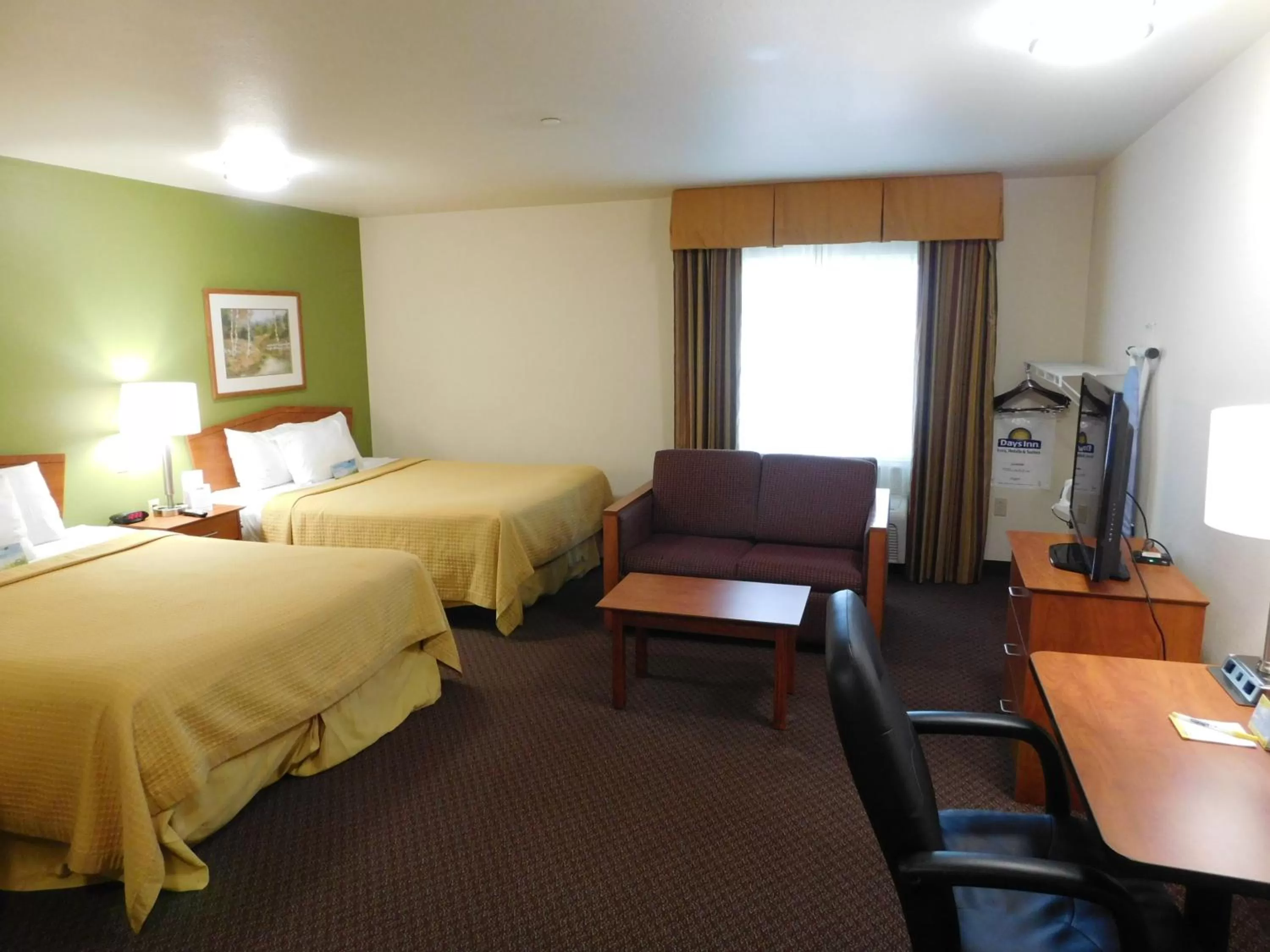 TV and multimedia, Bed in Days Inn & Suites by Wyndham Rochester South