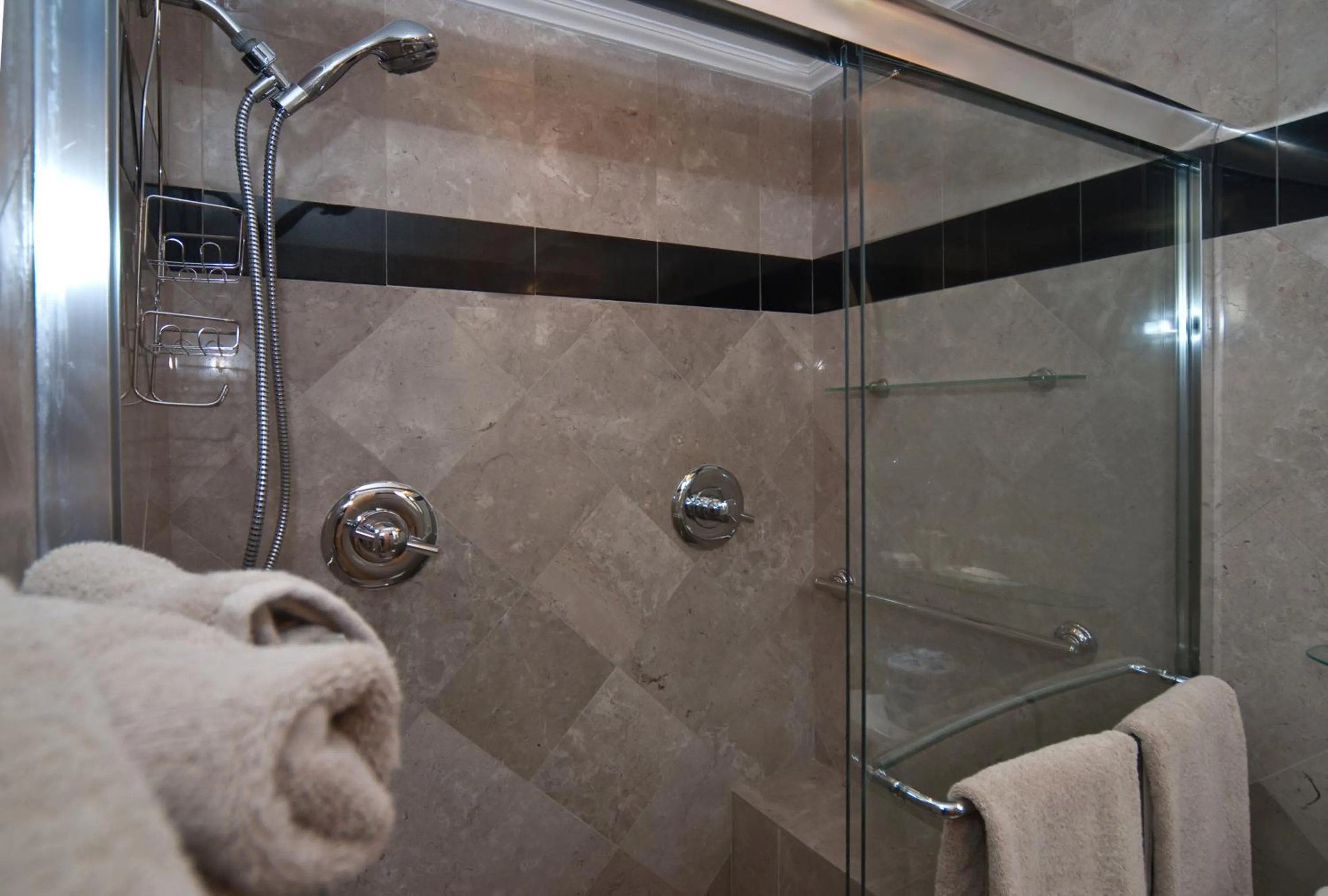 Shower in Hyde Park Hotel