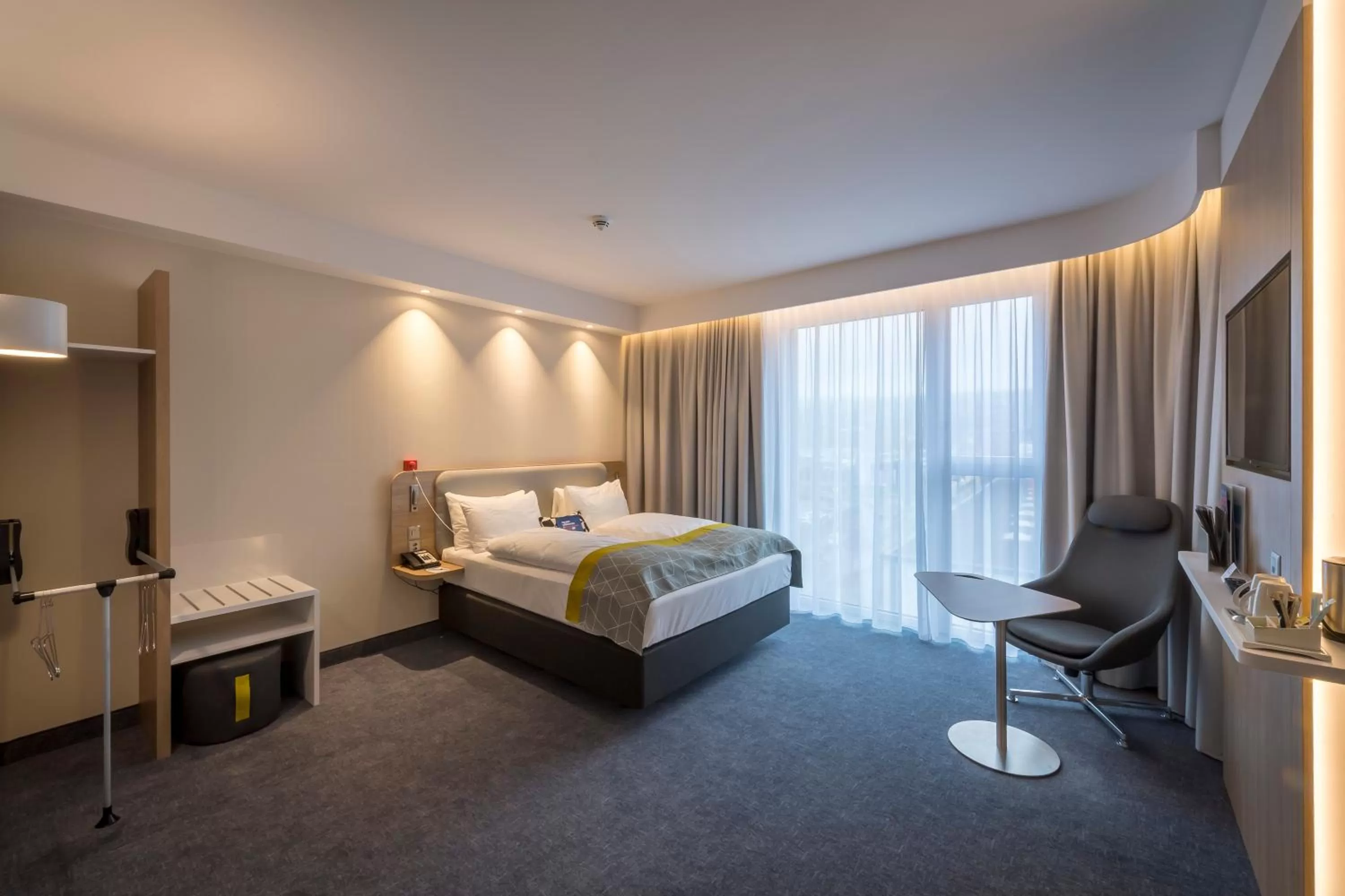 Photo of the whole room, Bed in Holiday Inn Express - Luzern - Kriens by IHG