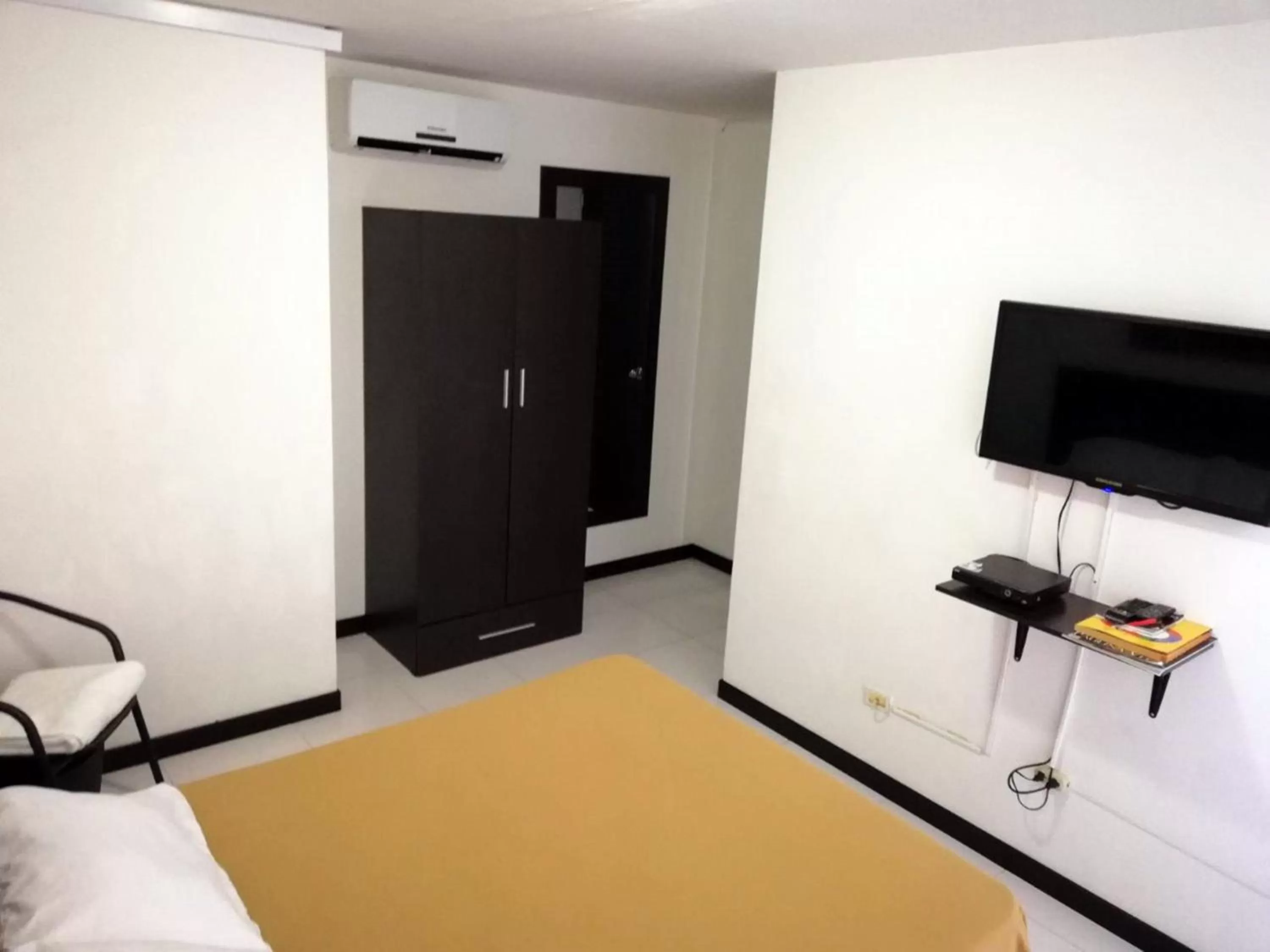 TV and multimedia in Apartasuites San Marcos