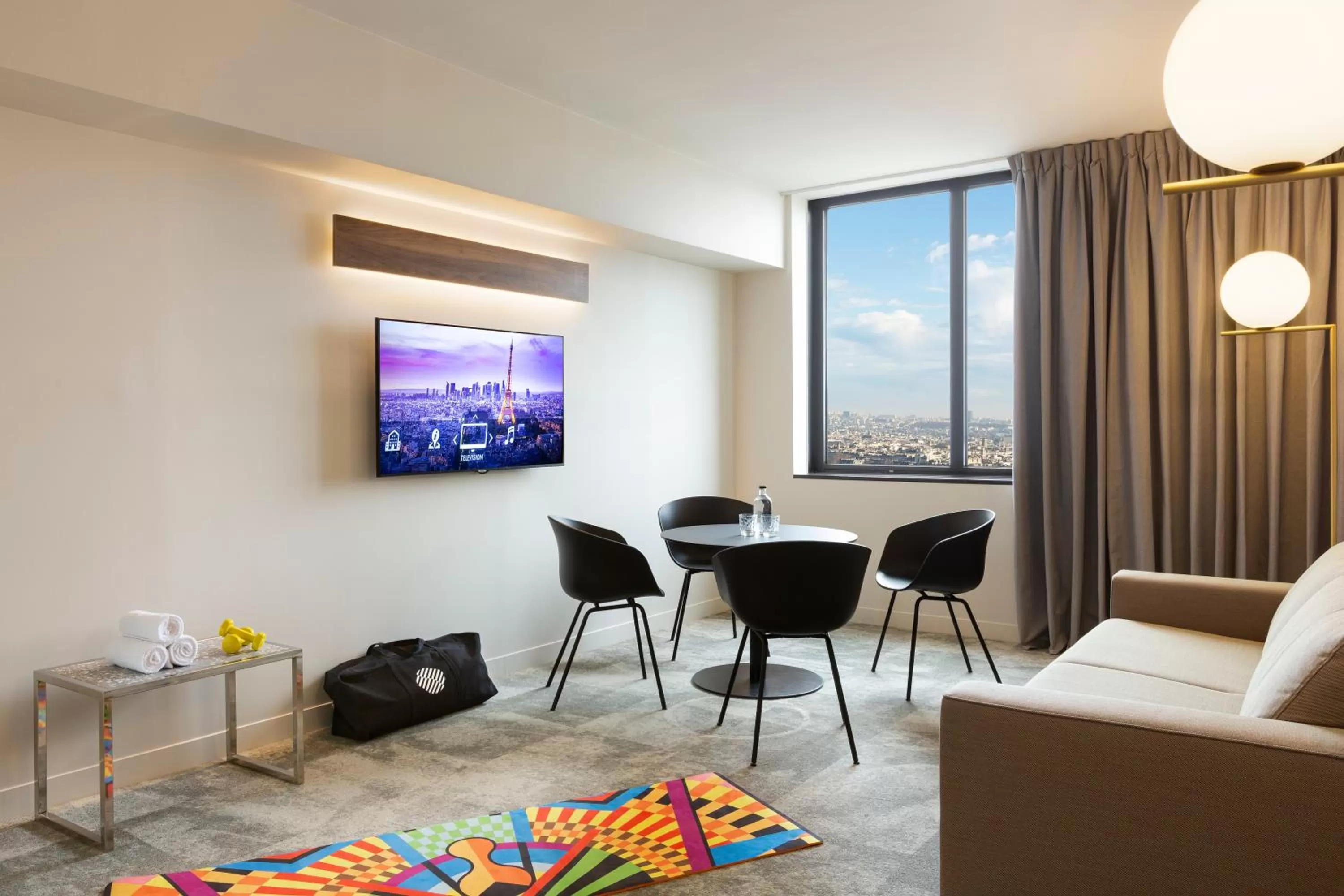 Dining area in Pullman Paris Montparnasse