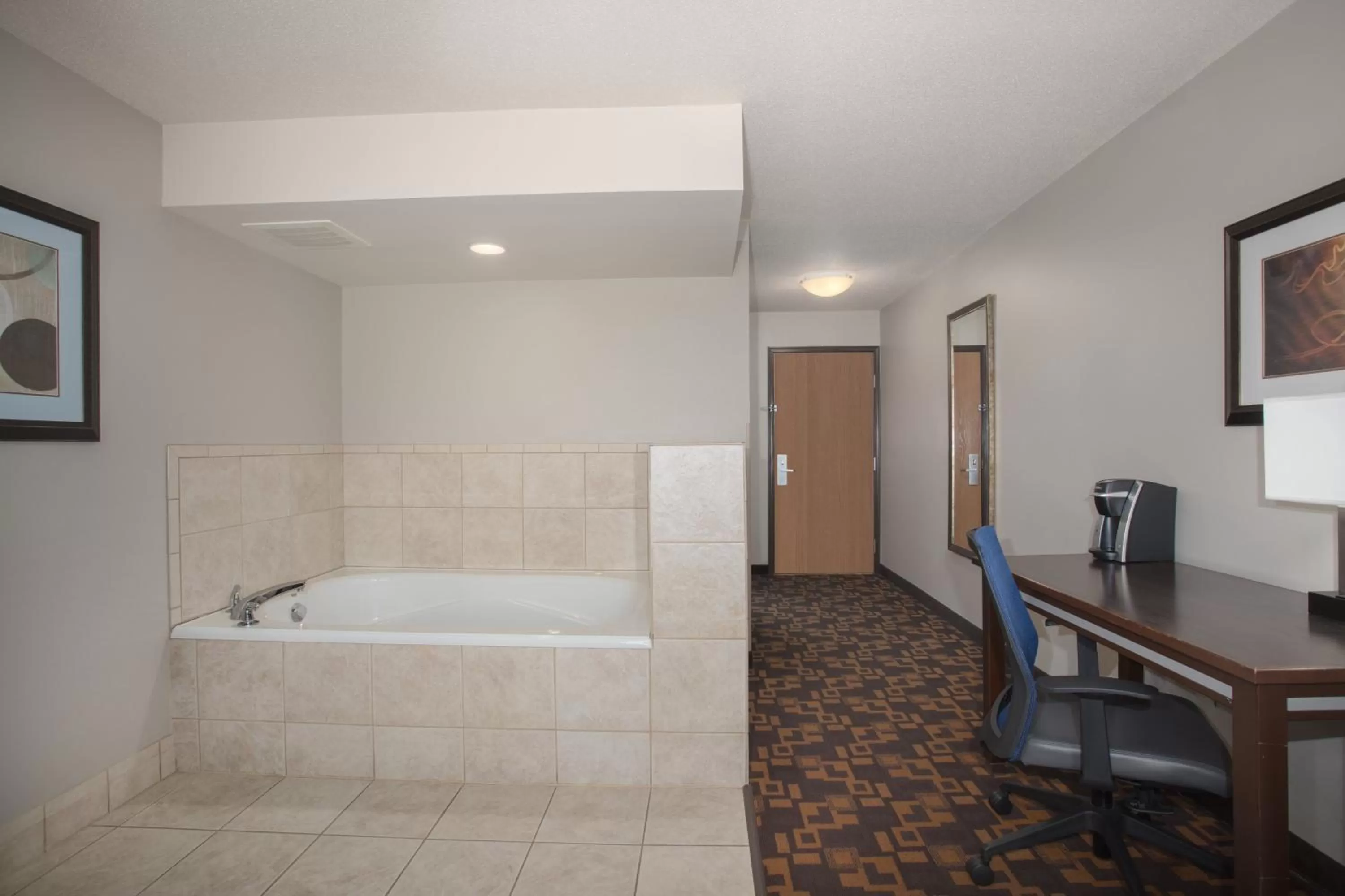 Bedroom in Holiday Inn Express & Suites Yankton by IHG