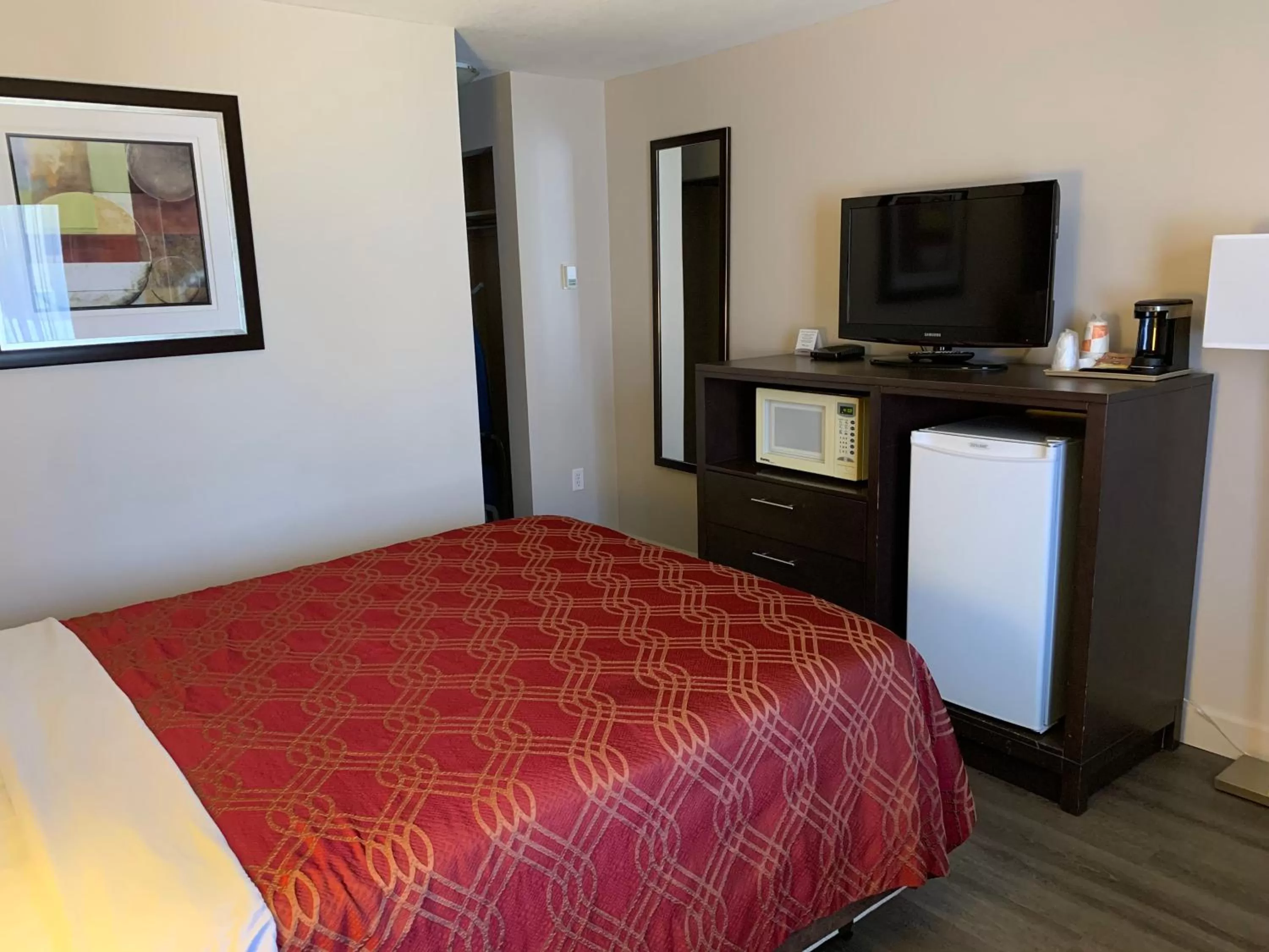 Bed in Econo Lodge Inn & Suites
