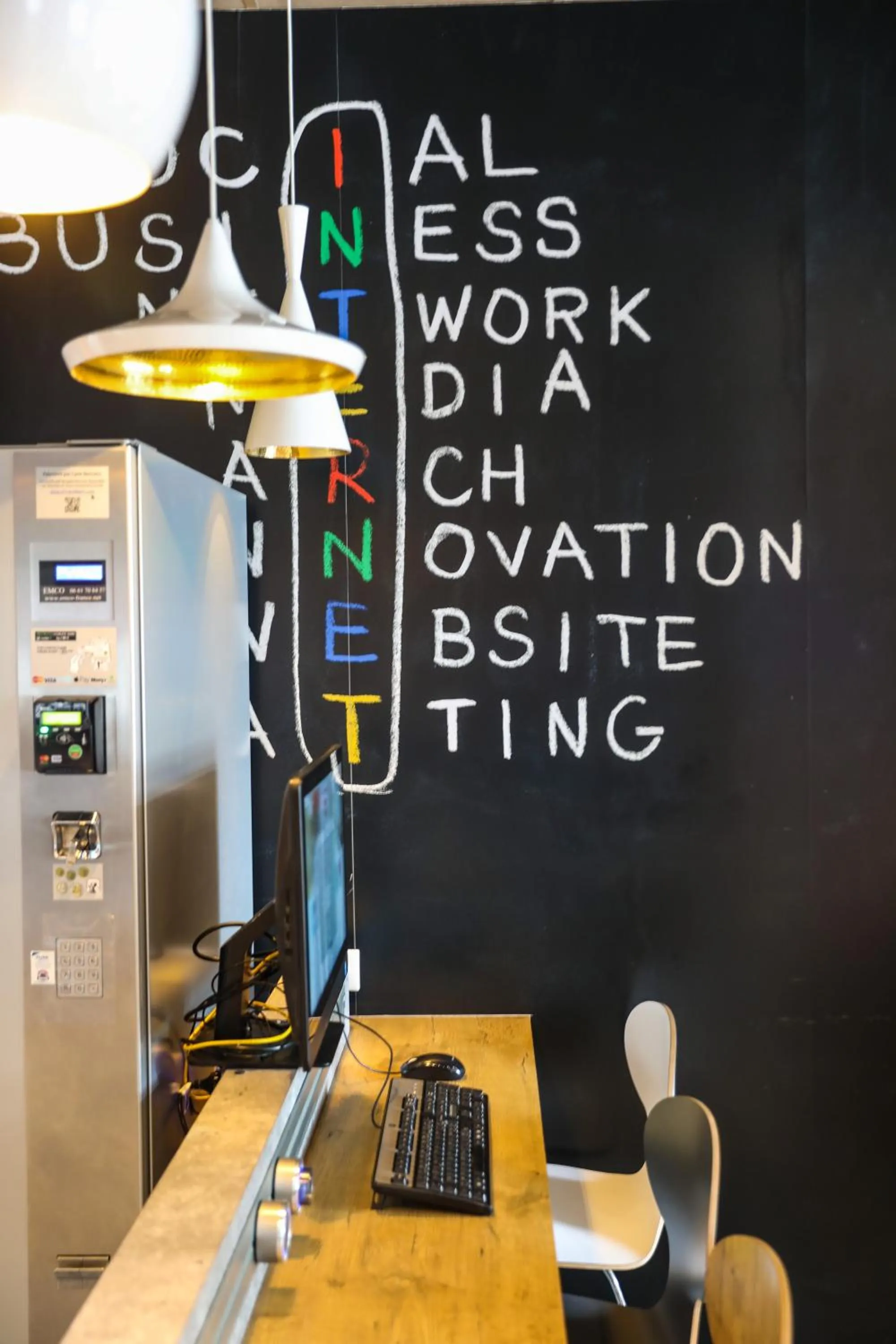 Communal lounge/ TV room in ibis Paris Porte de Clichy Centre