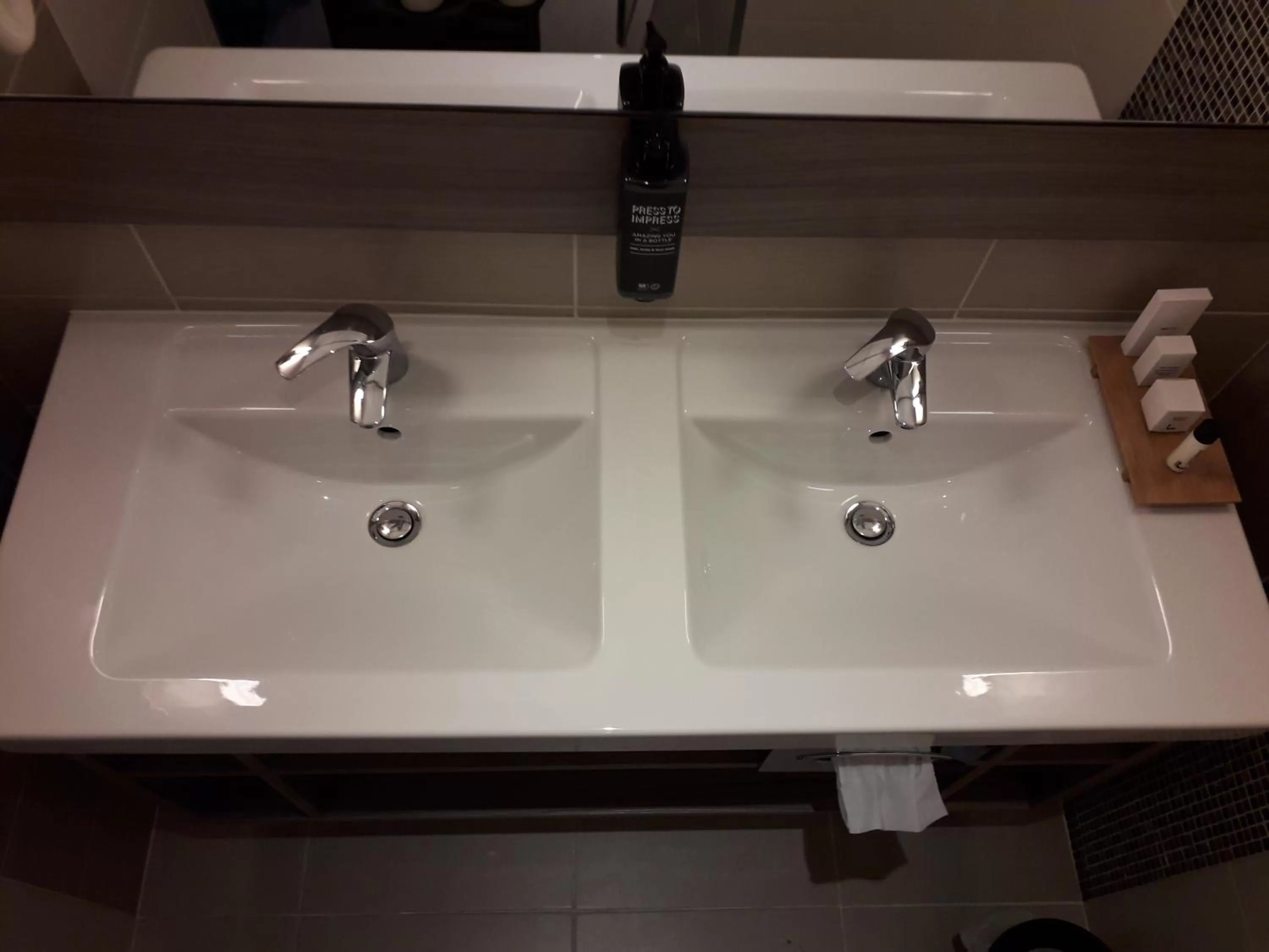 Bathroom in ibis Styles Melun