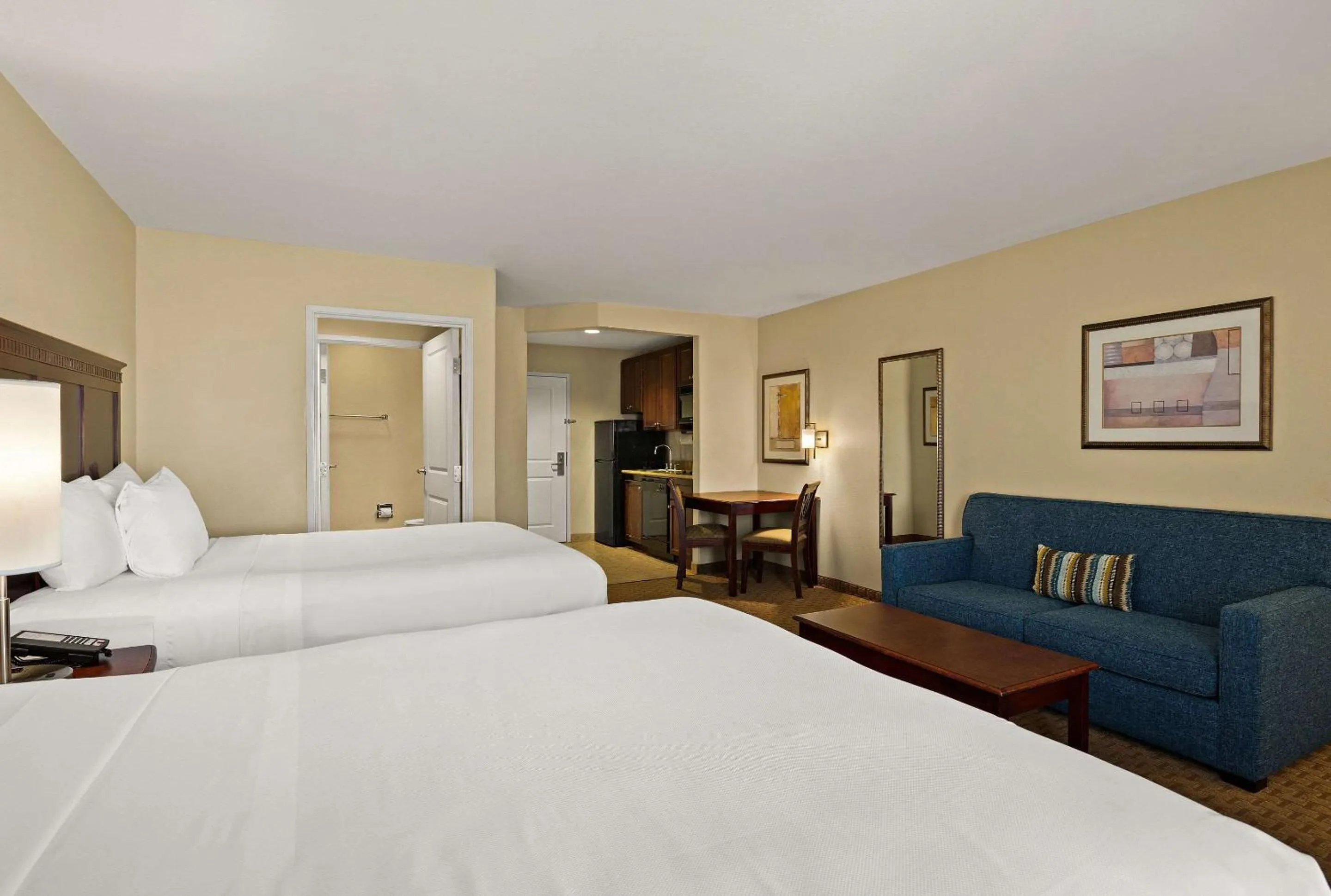 Bedroom, Bed in MainStay Suites Houma