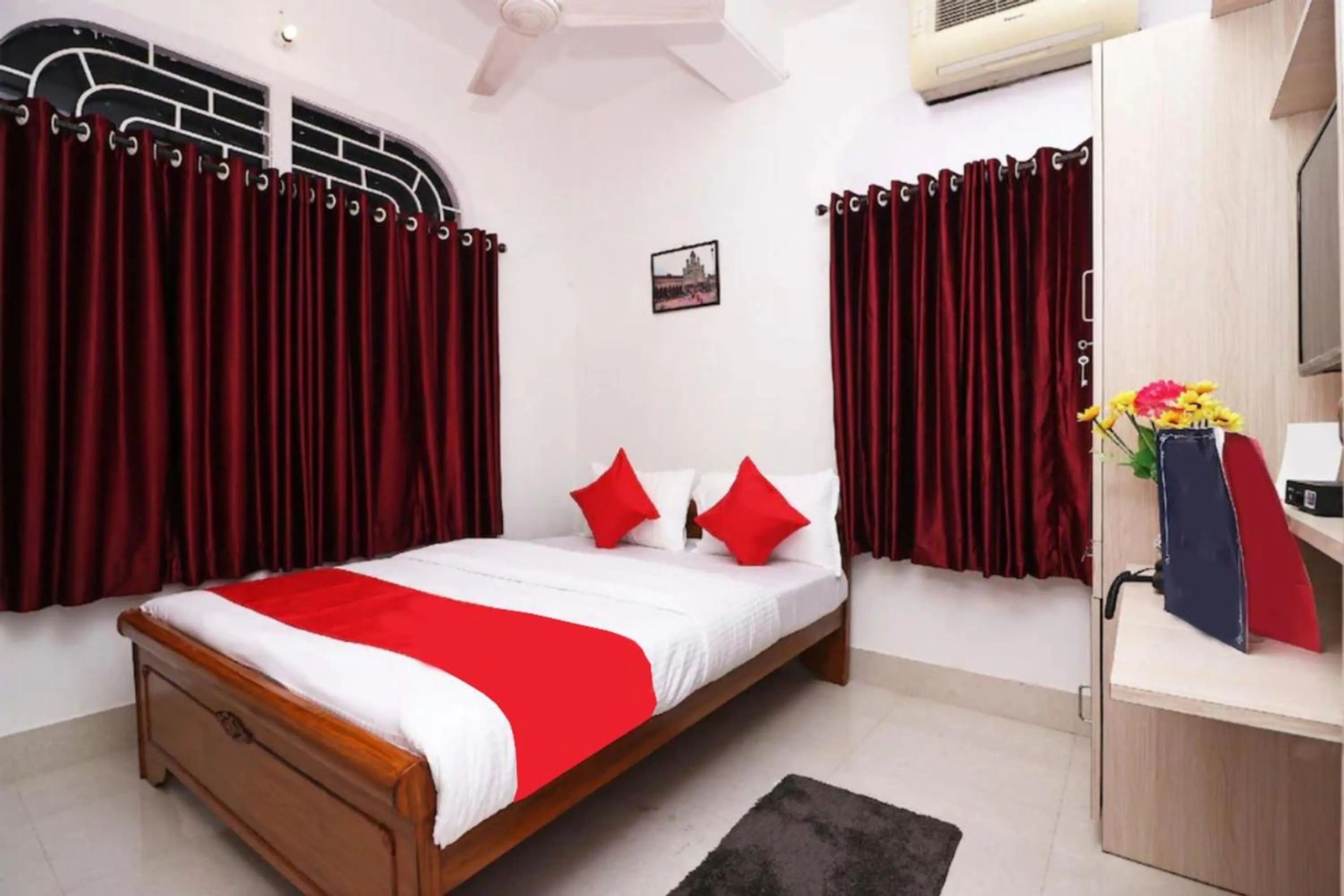 Photo of the whole room, Bed in Goroomgo Hotel Manurama Ruby Kolkata
