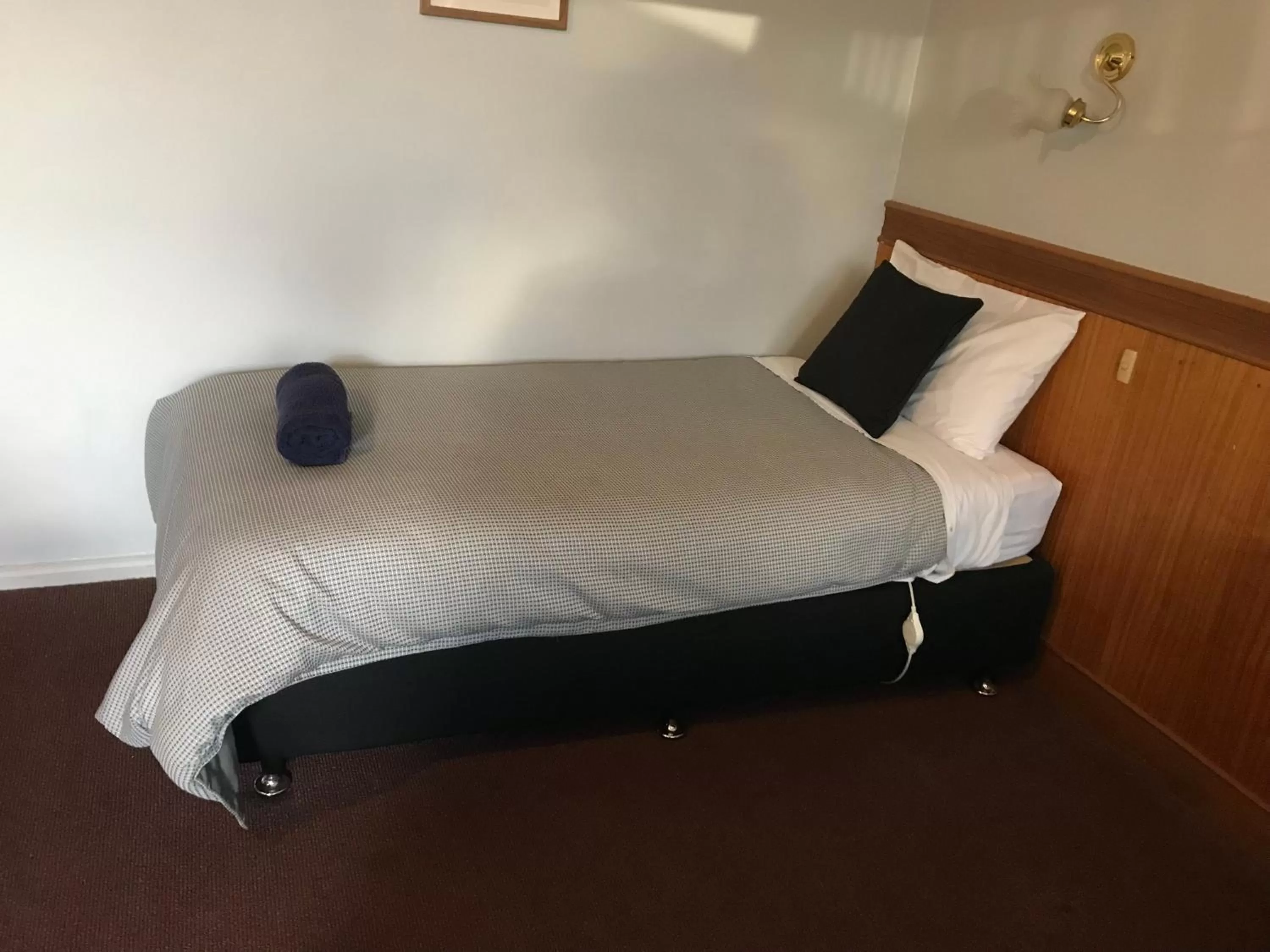 Bed in County Lodge Motor Inn