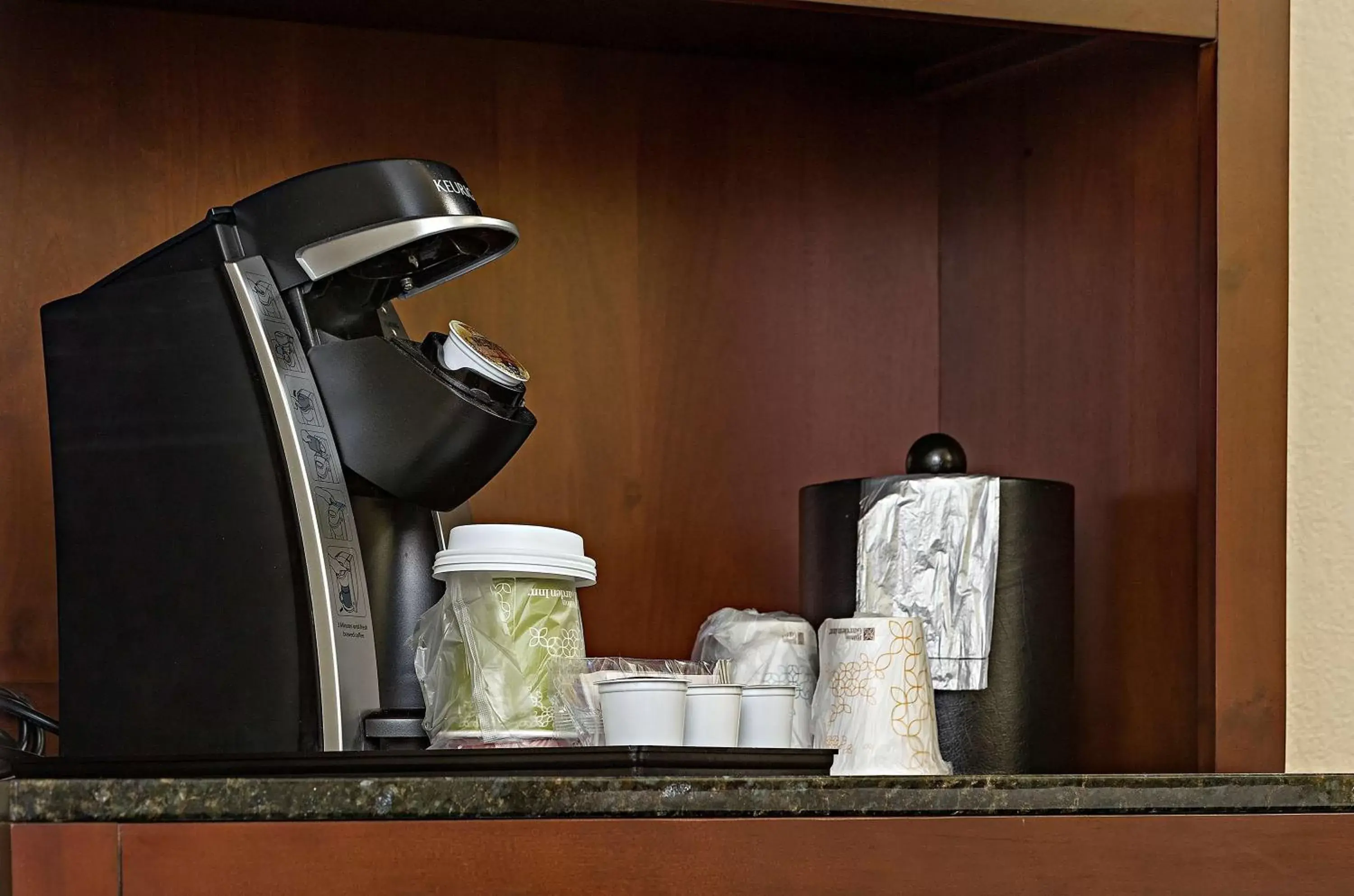 Queen Room with Bath Tub - Hearing Accessible in Hilton Garden Inn Plymouth Queen Room with Bath Tub - Hearing Accessible in Hilton Garden Inn Plymouth
