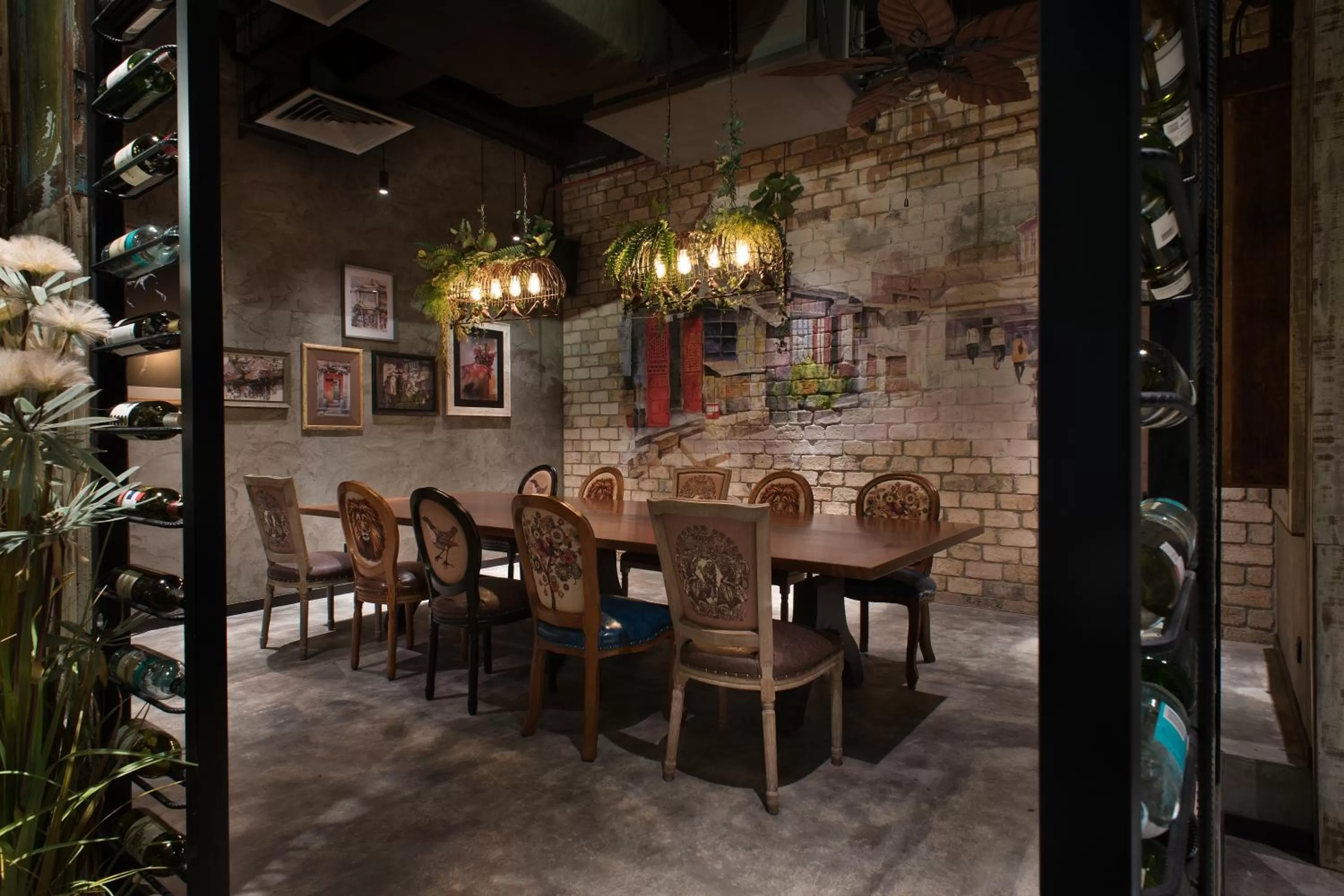 Restaurant/places to eat in Vangohh Eminent Hotel & Spa