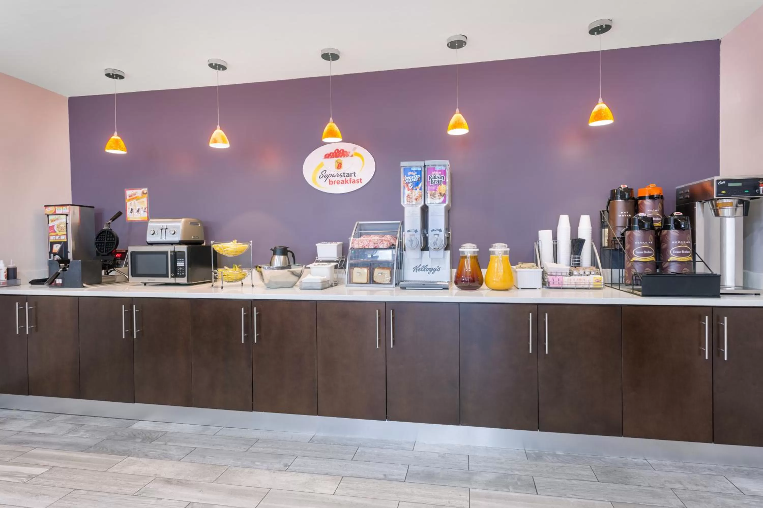 Food and drinks in Super 8 by Wyndham Locust Grove