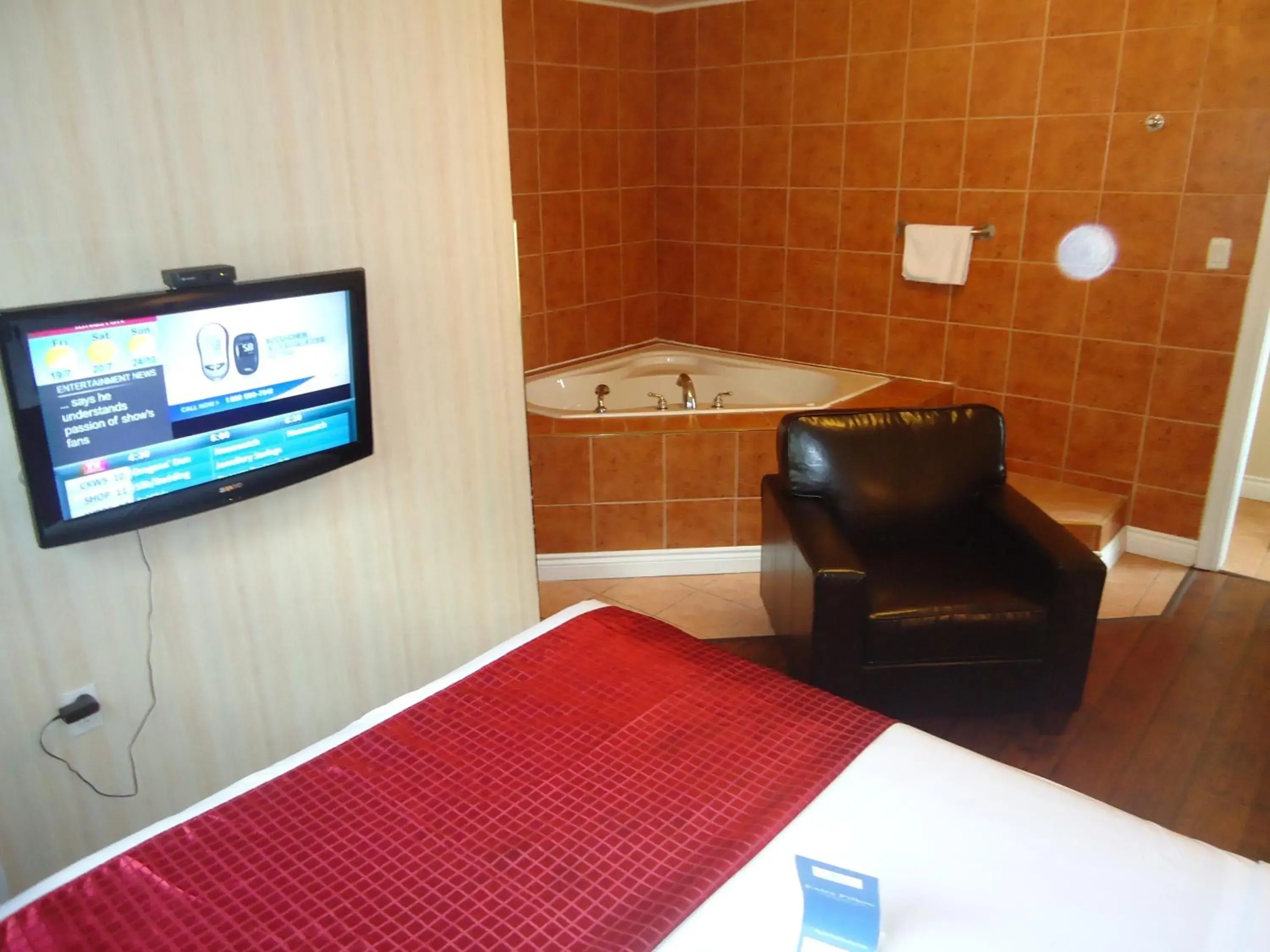 King Room with Spa Bath in Bayside Inn & Waterfront Suites King Room with Spa Bath in Bayside Inn & Waterfront Suites