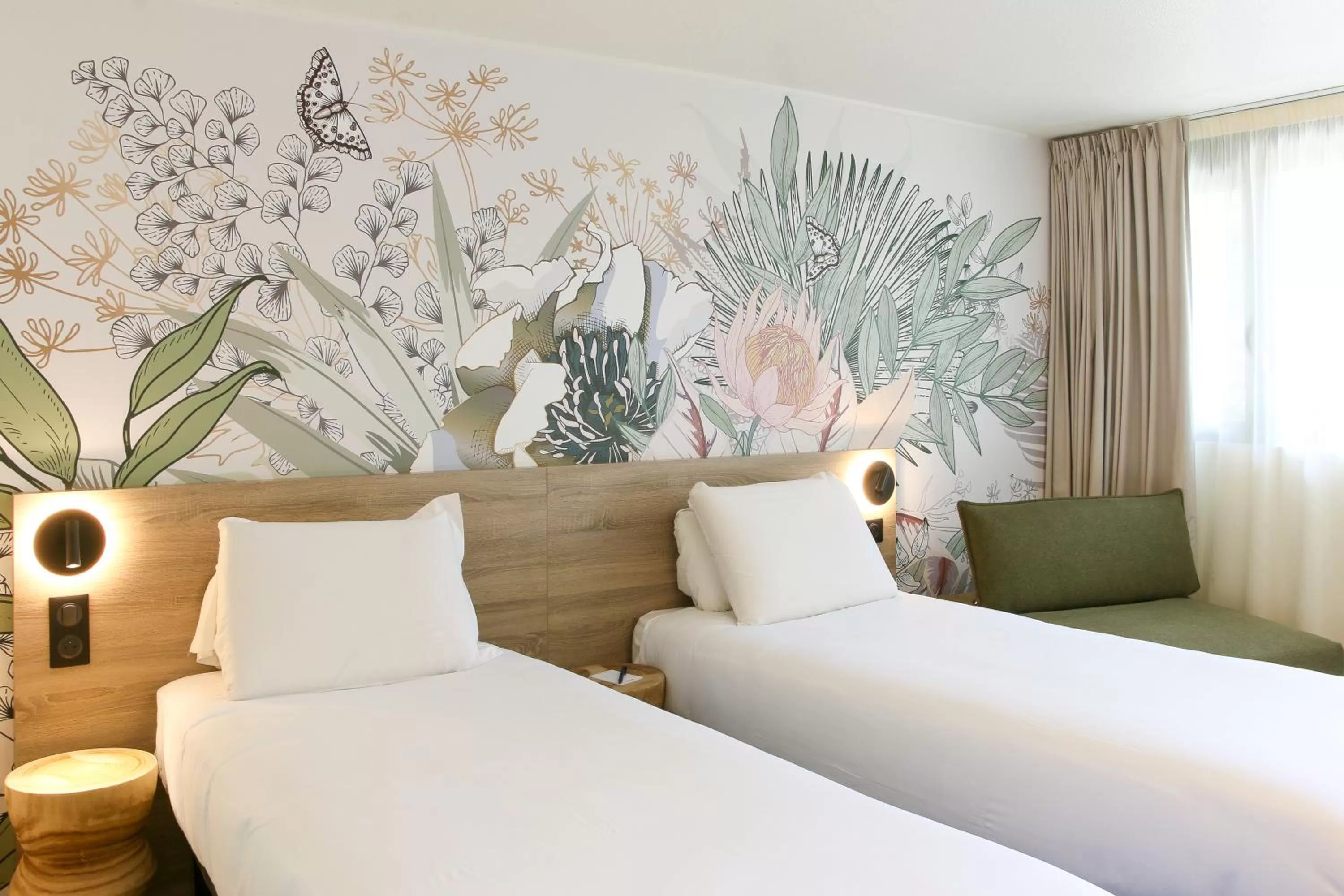 Bedroom, Bed in HÔTEL KYRIAD MARSEILLE - Vitrolles Aéroport