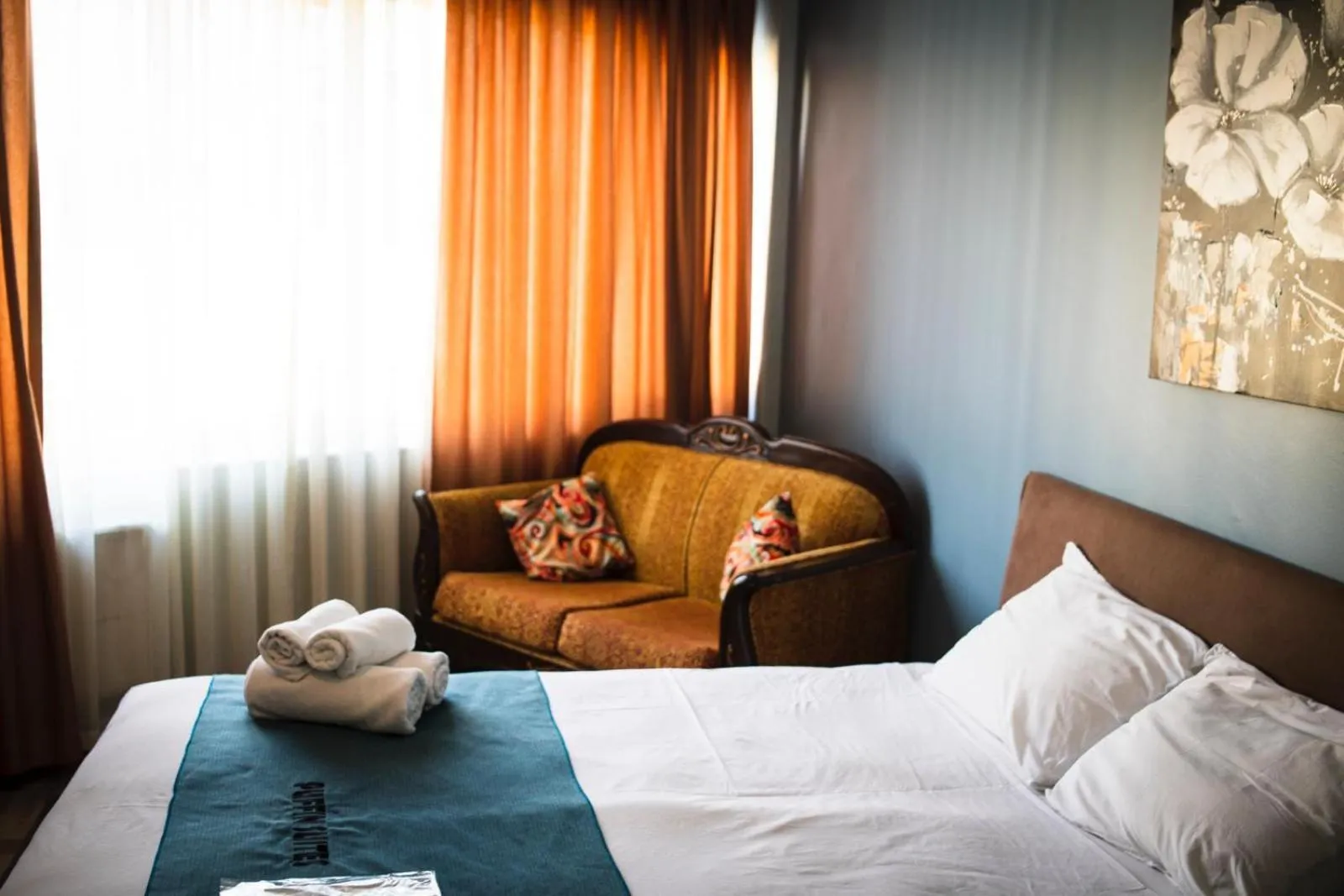 Seating area, Bed in Puffin Suites