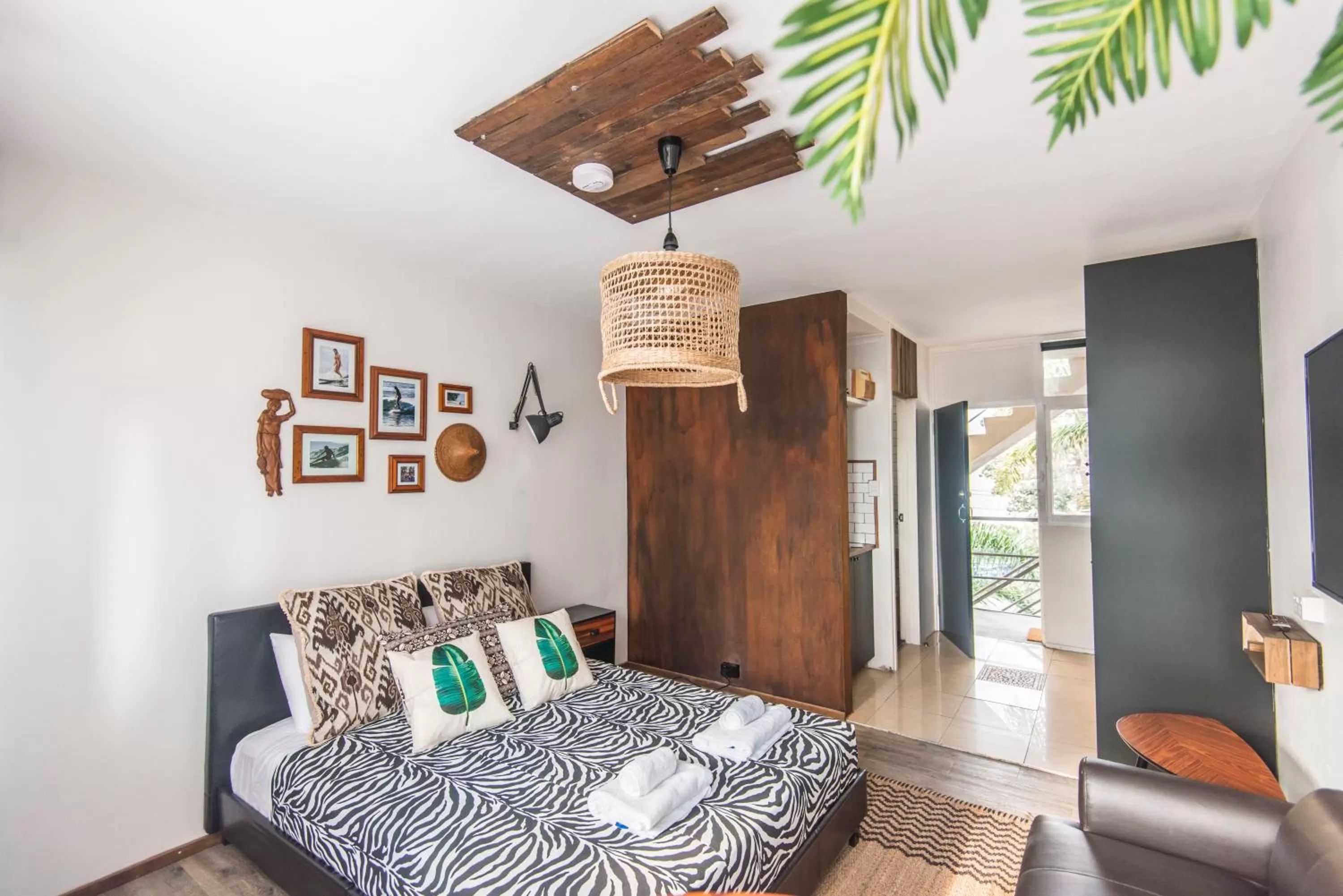 Bed in Manly Waves Studios & Apartments