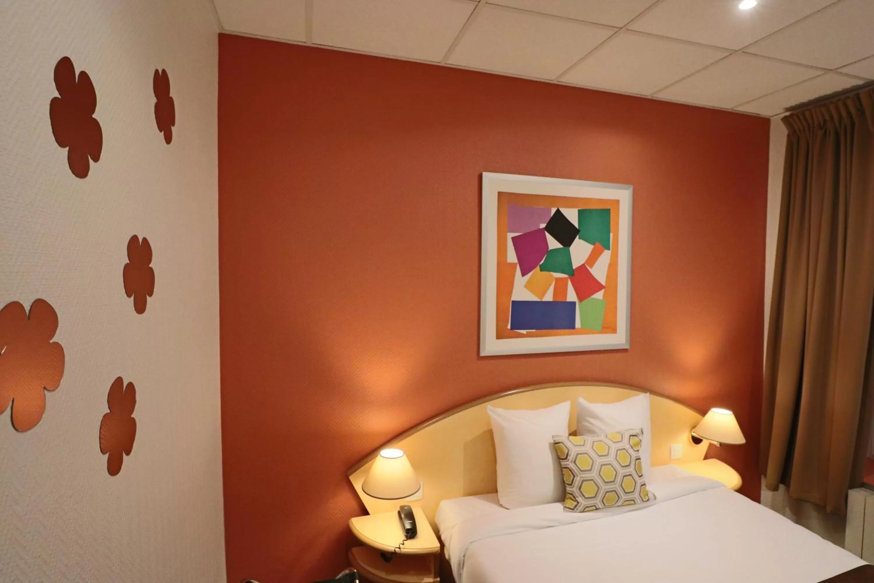 Bedroom, Bed in Logis-Hôtel des Oliviers