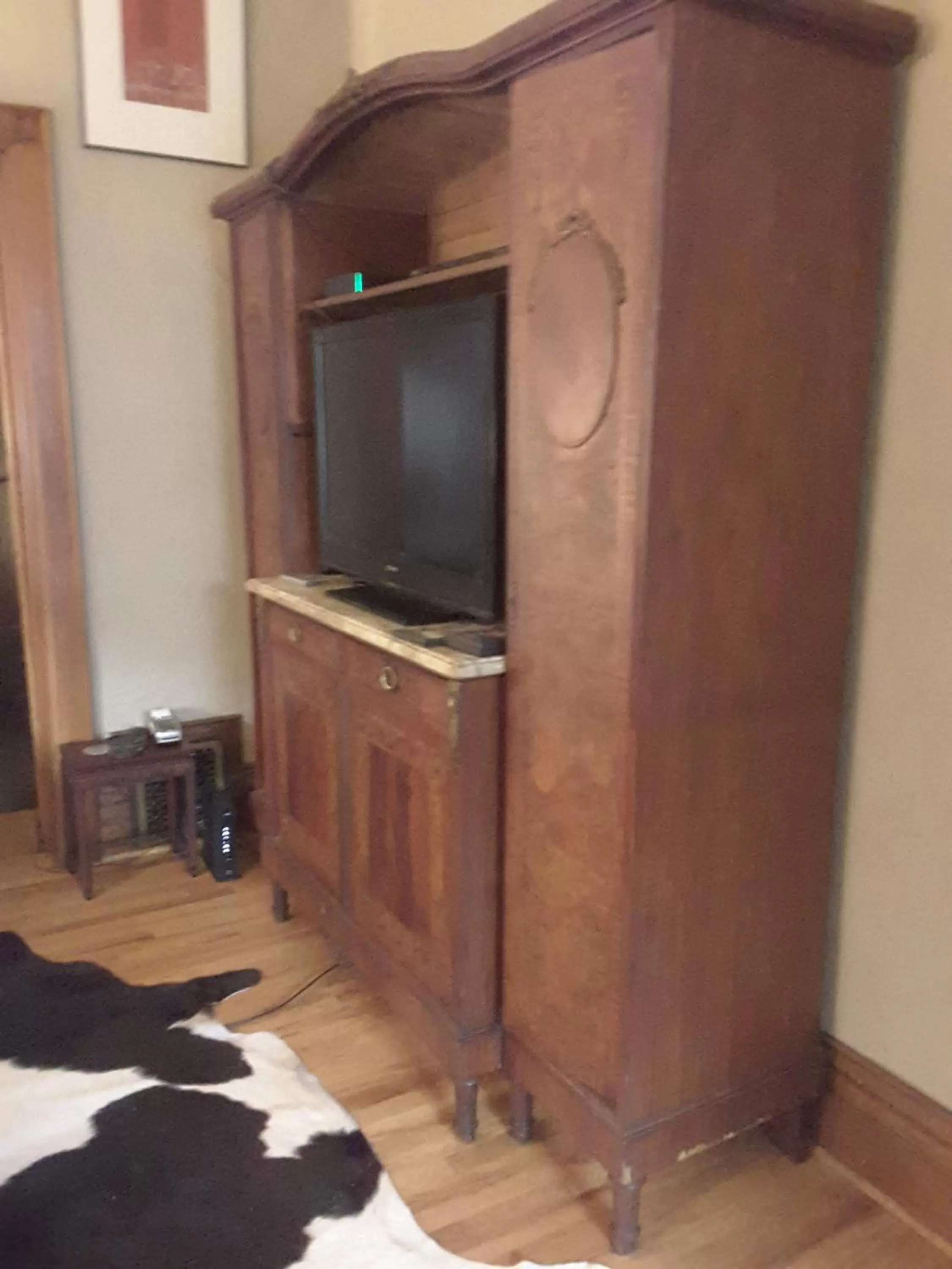 Communal lounge/ TV room, TV/Entertainment Center in Off Broadway B & B