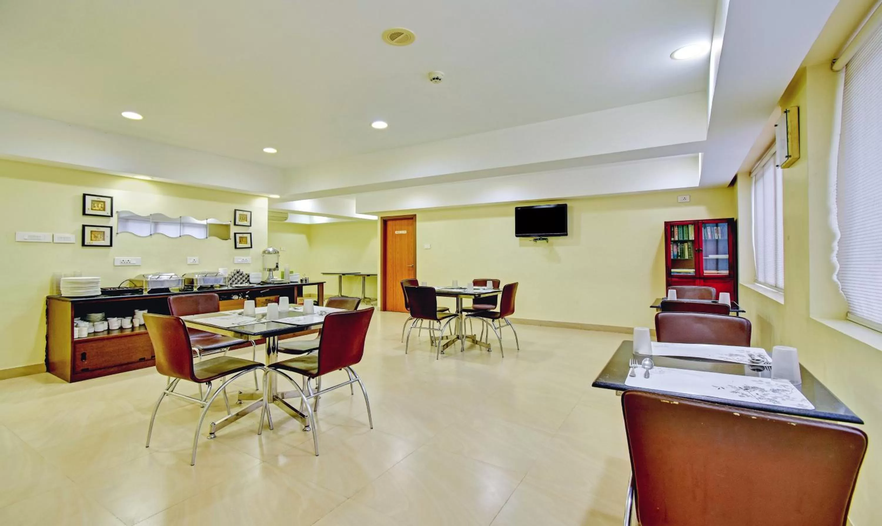 Dining area in Treebo Vapr Guindy Ekkatuthangal
