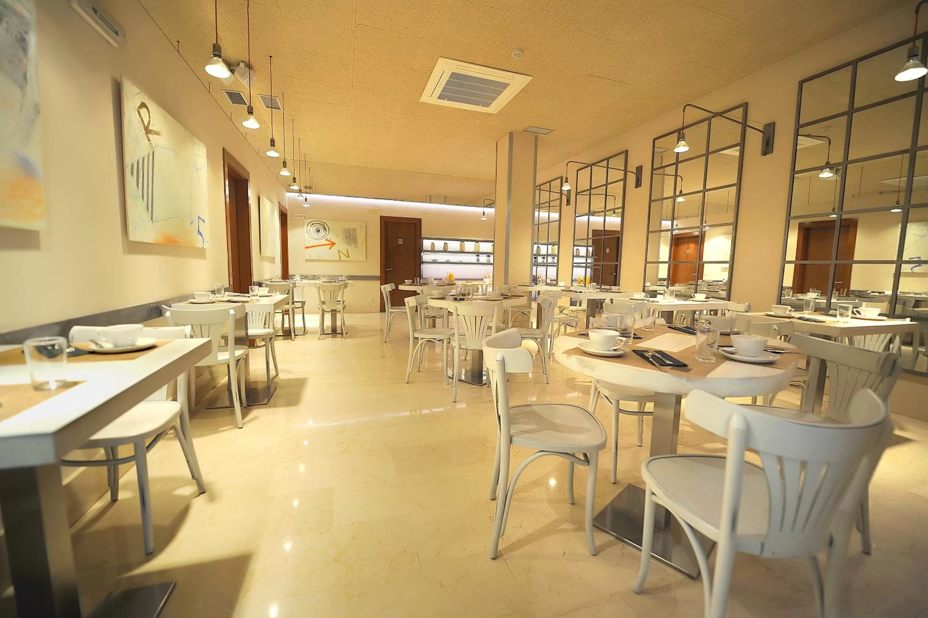 Restaurant/Places to Eat in Suites Pamplona Plaza