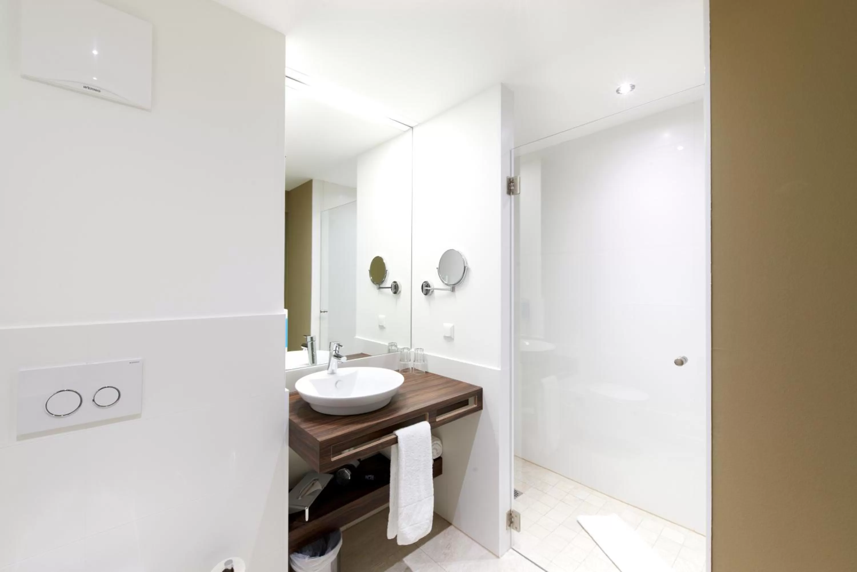 Bathroom in Simm's Hotel - cityhotel next to Metro U3