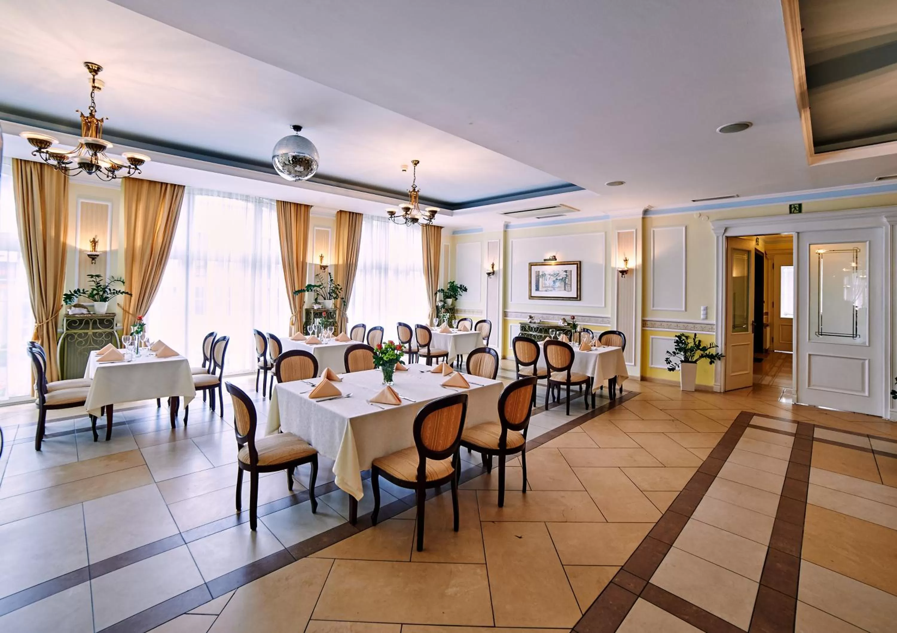 Restaurant/places to eat in Villa Royal