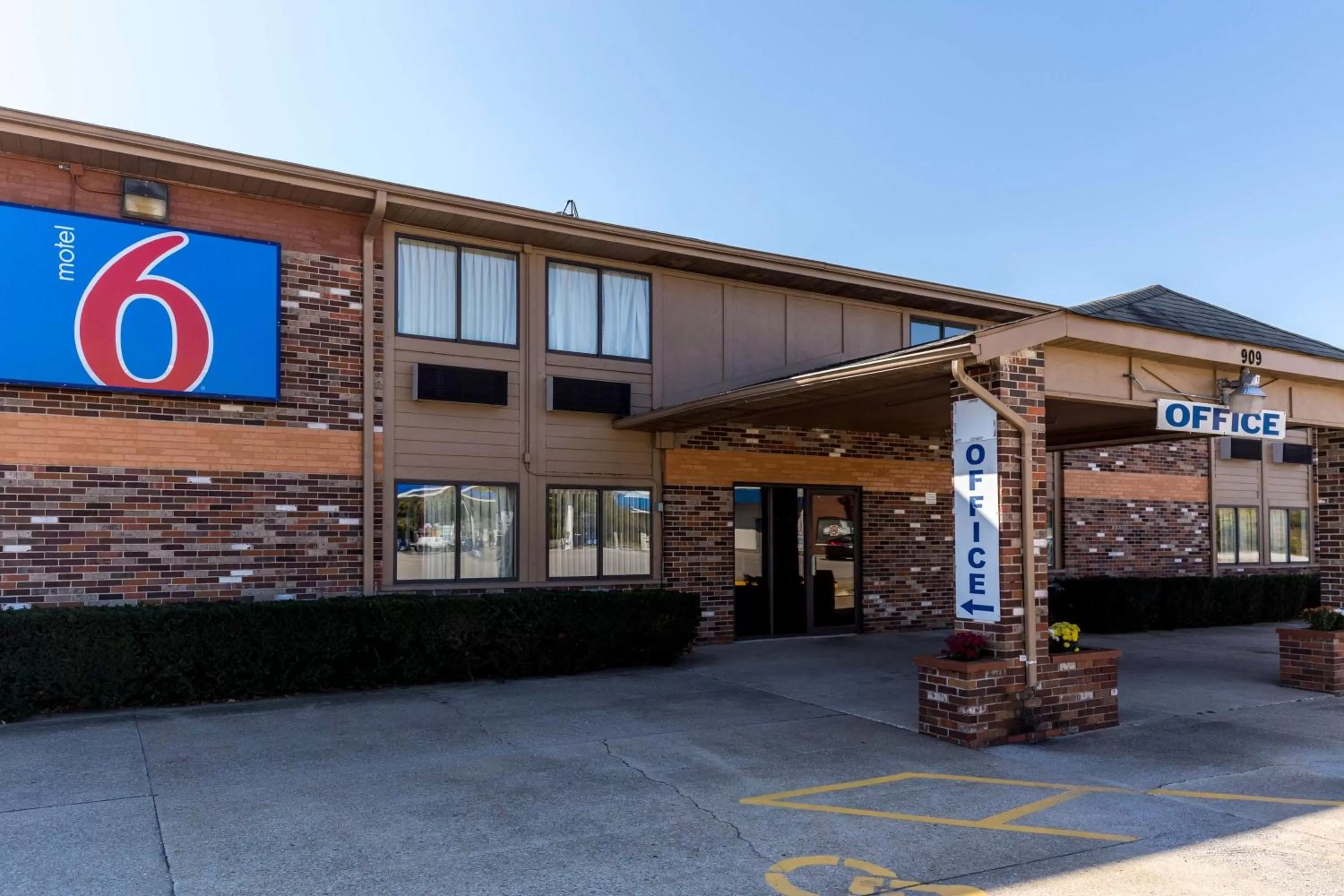 Property building in Motel 6-Troy, IL