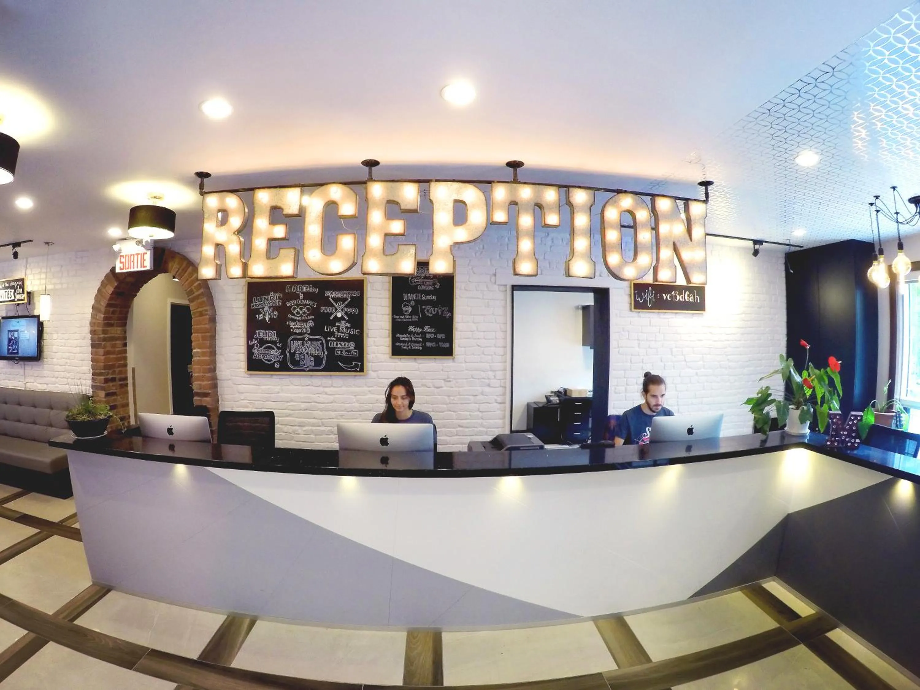 Lobby or reception in M Montreal Hostel