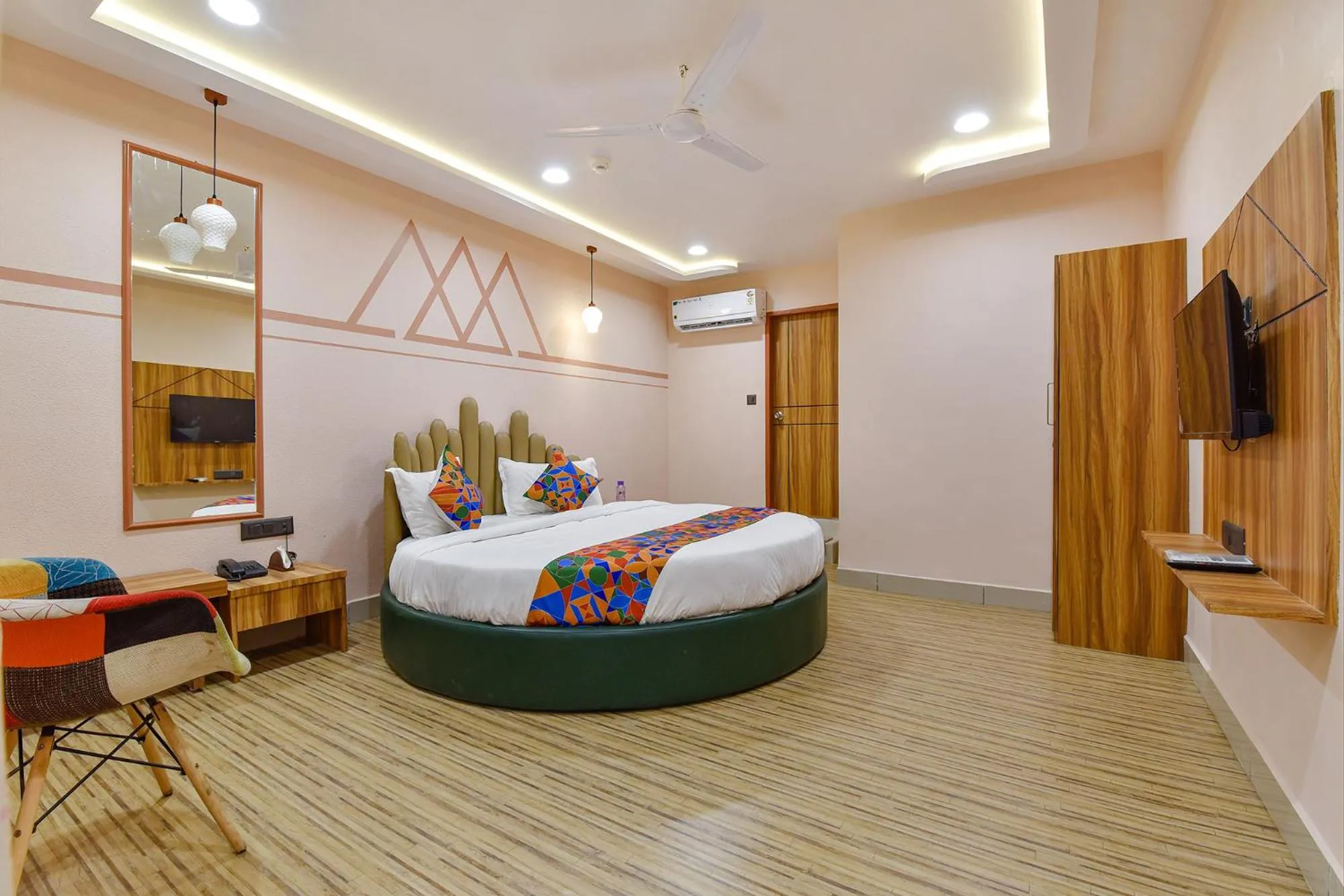 Communal lounge/ TV room, Bed in FabHotel The Palace