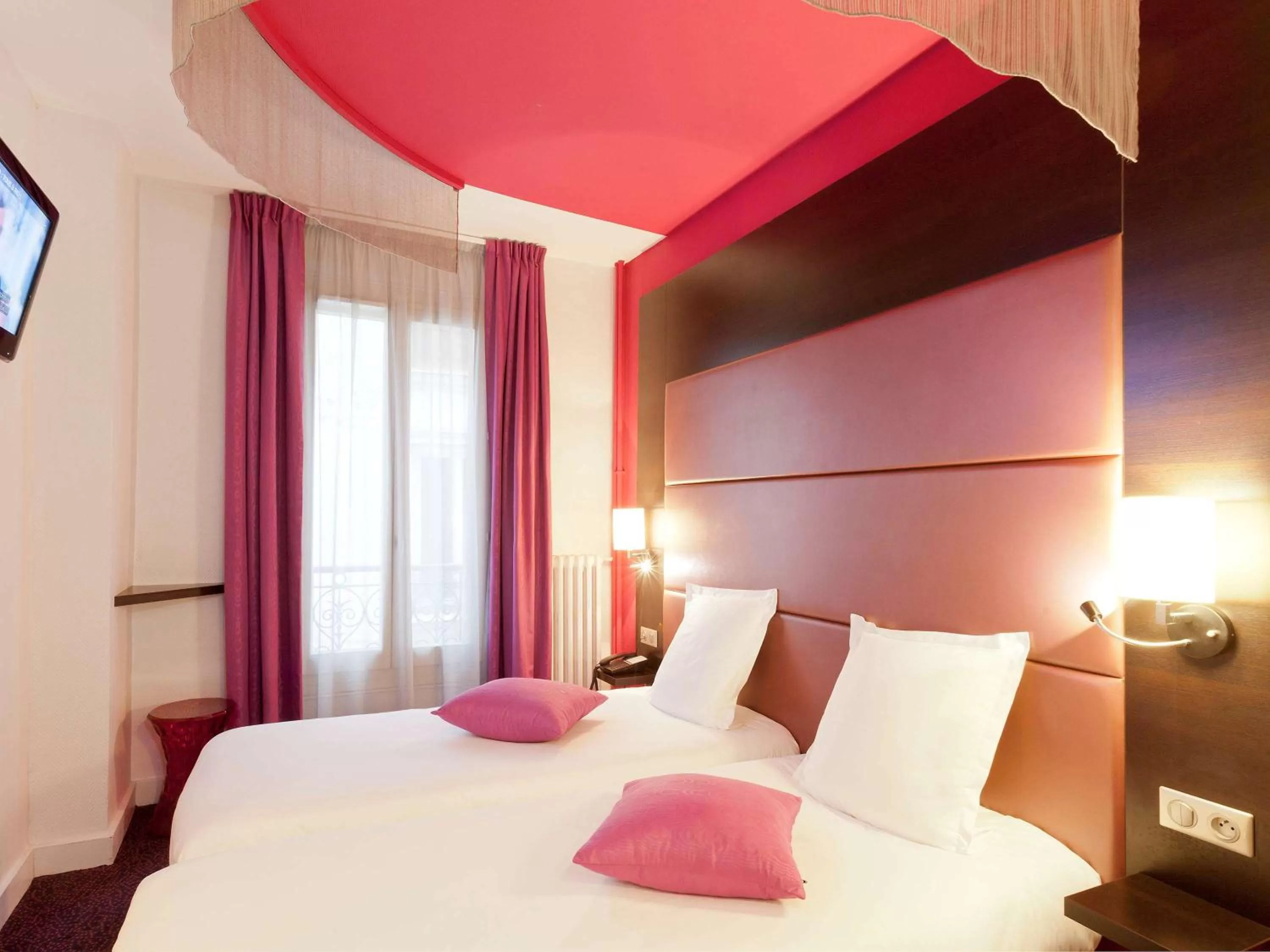 Photo of the whole room, Bed in Ibis Styles Paris Pigalle Montmartre