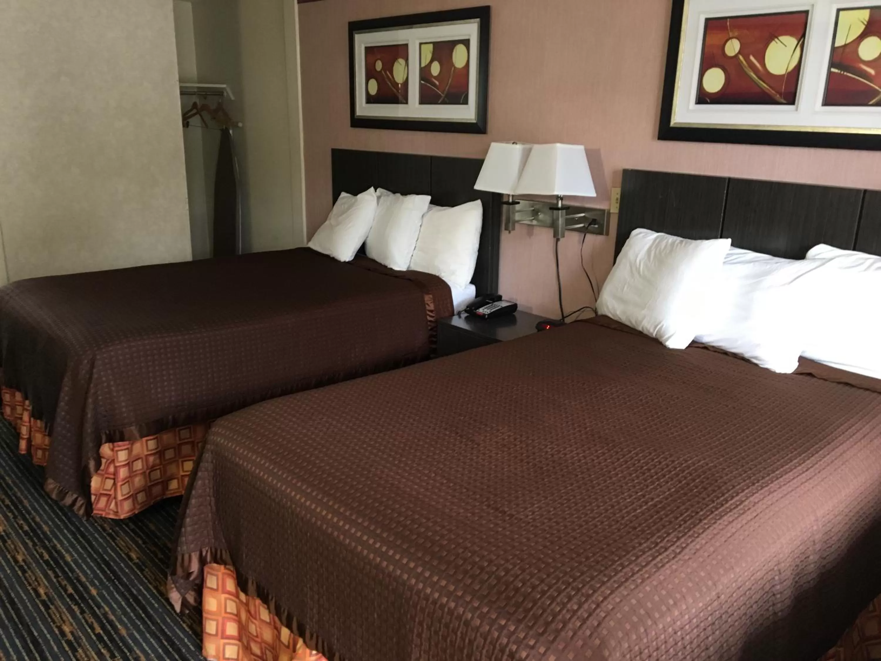 Bed in Whitney Inn & Suites