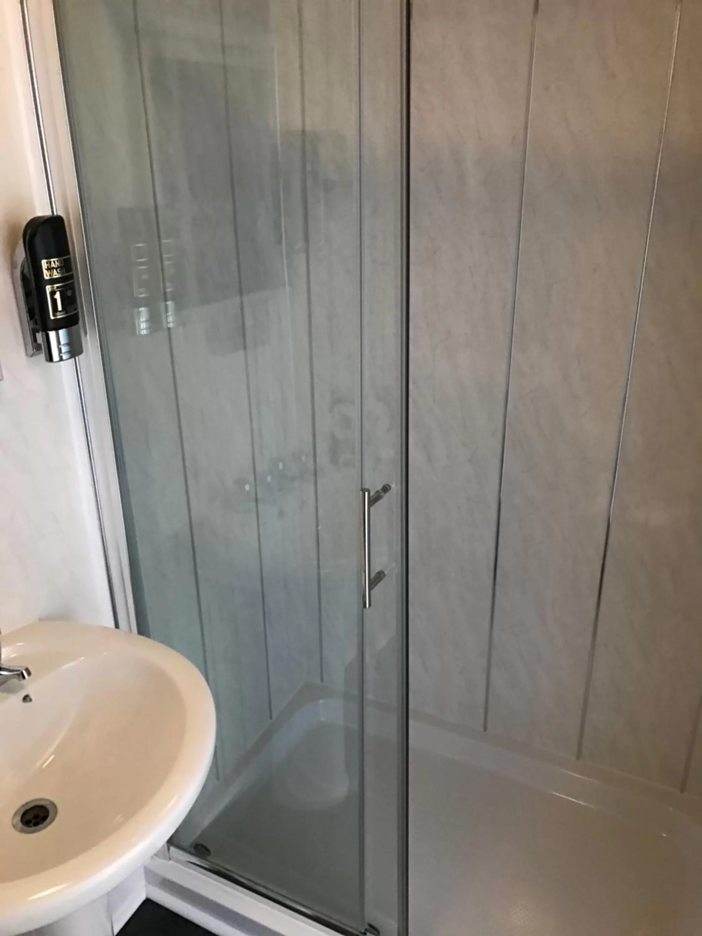 Shower in Queens Plaza Hotel