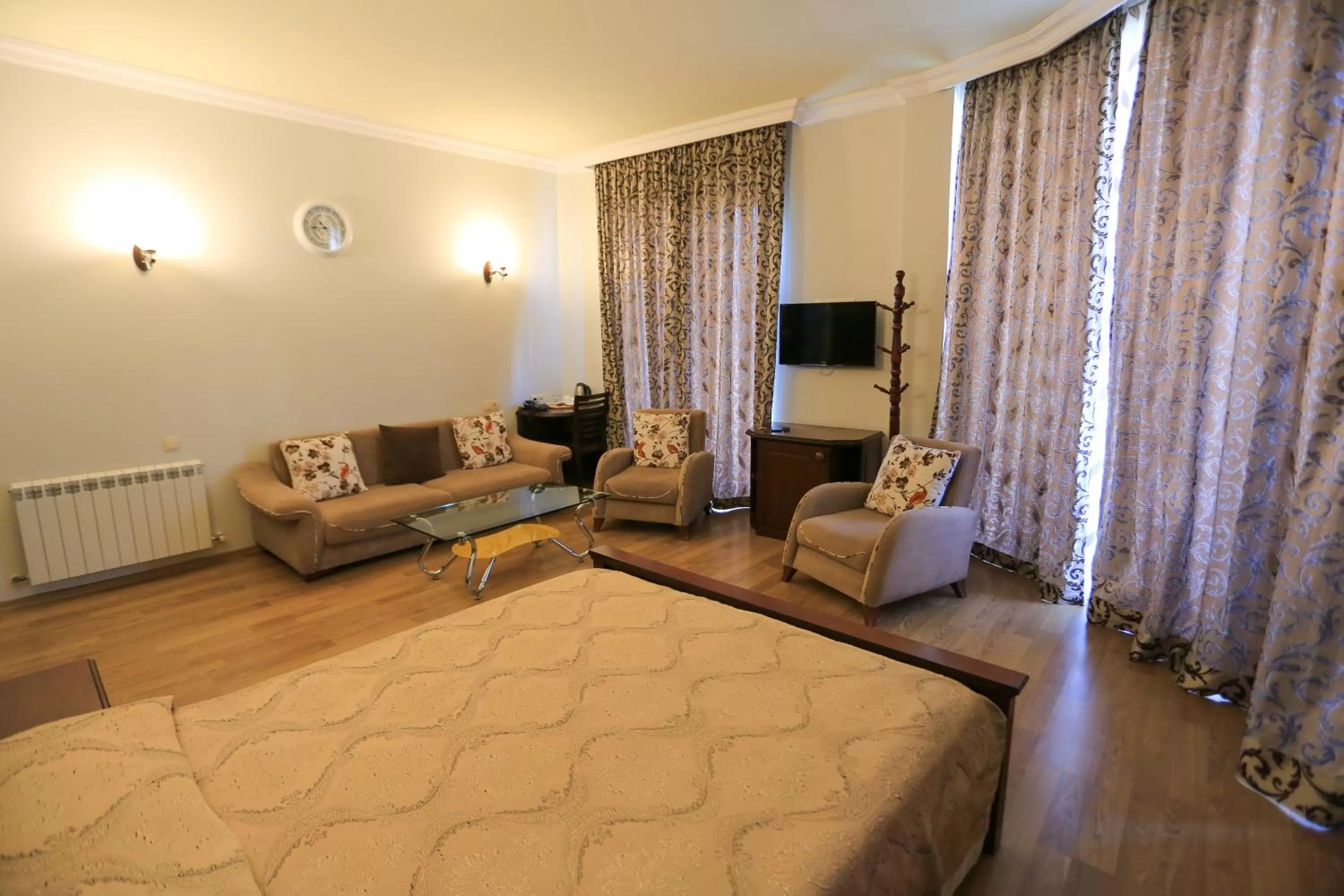 Photo of the whole room in Eiffel Hotel